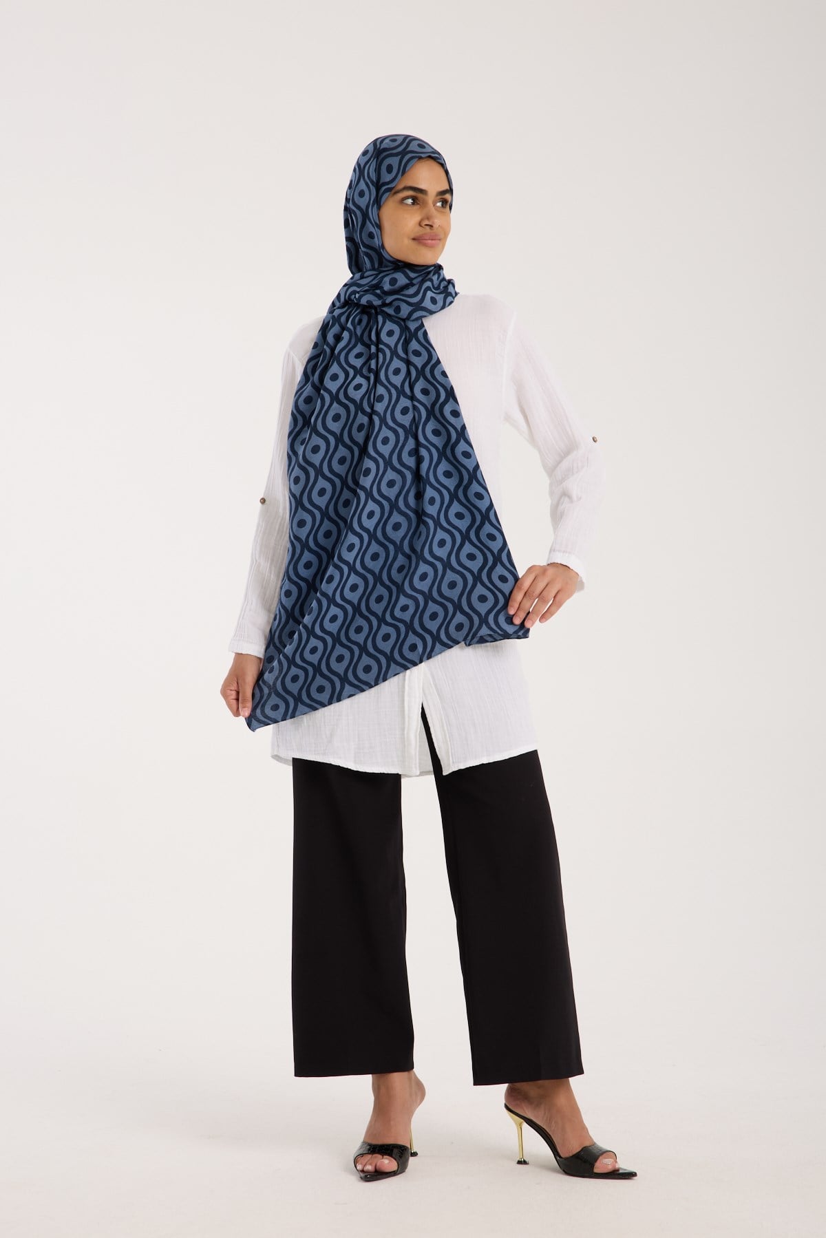 ŞALHelezon Desen Jakarlı Modal Seri Şal Askısı ile Birlikte 75x200 cm