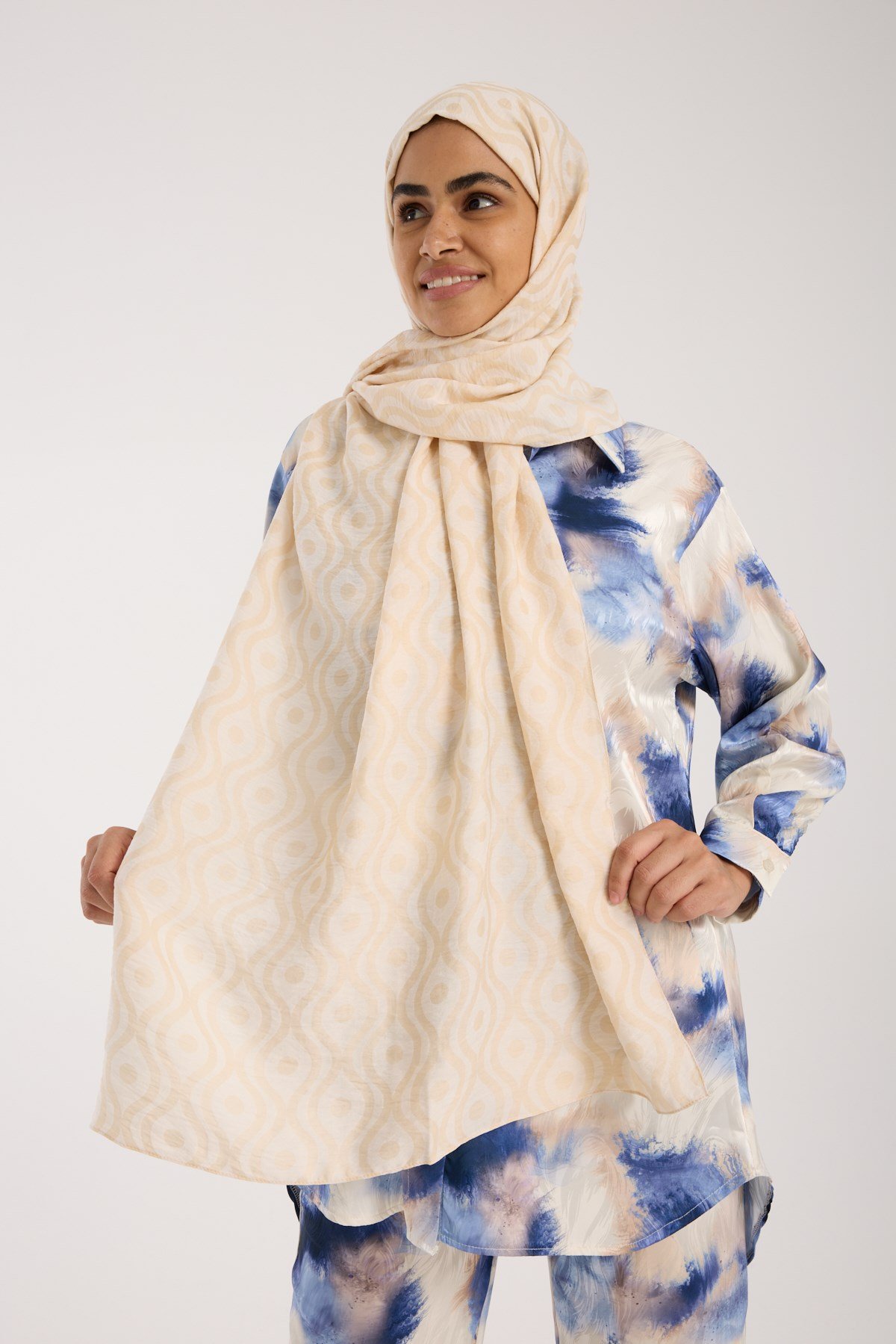 ŞALHelezon Desen Jakarlı Modal Seri Şal Askısı ile Birlikte 75x200 cm