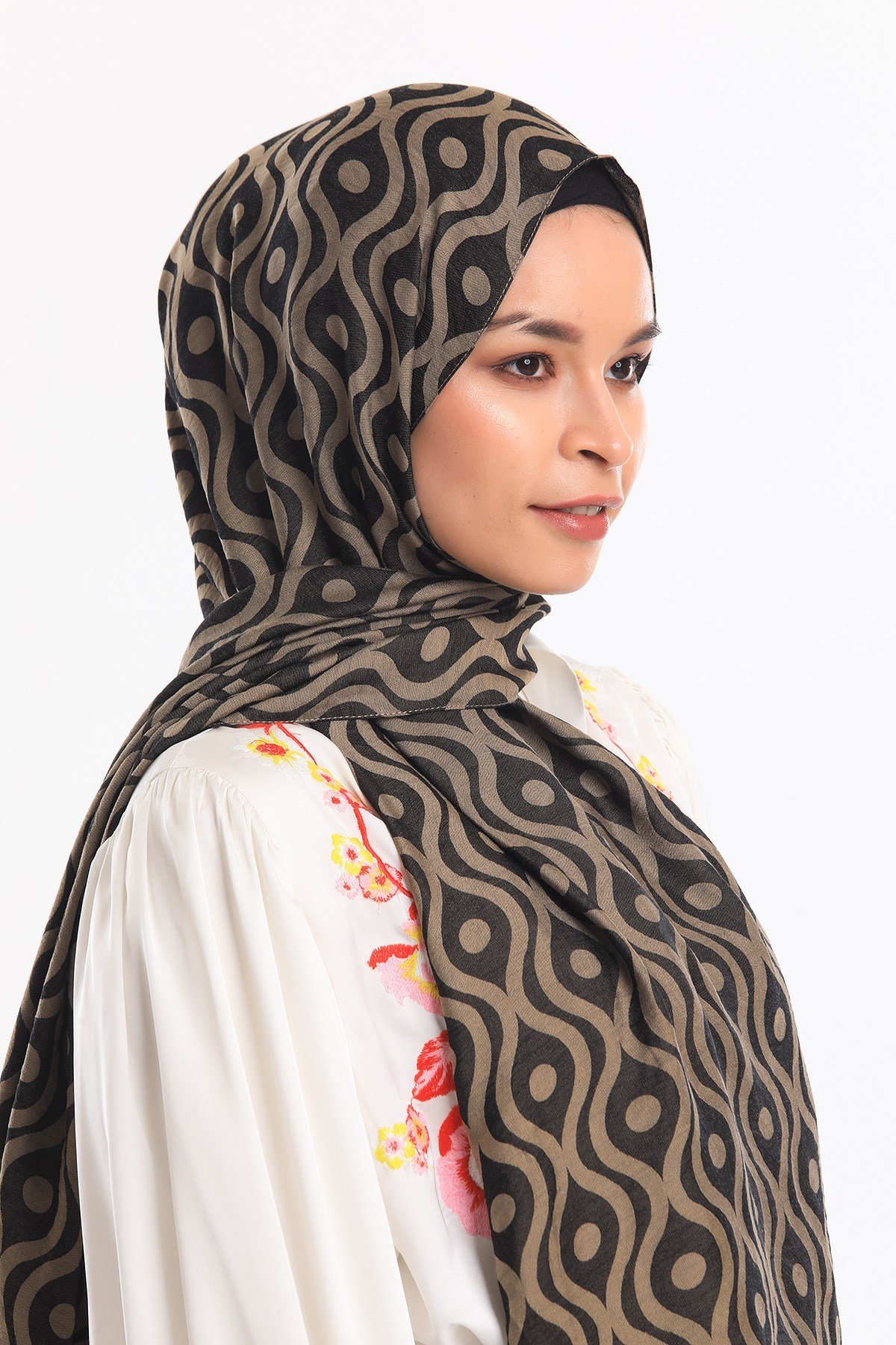ŞALHelezon Desen Jakarlı Modal Seri Şal Askısı ile Birlikte 75x200 cm