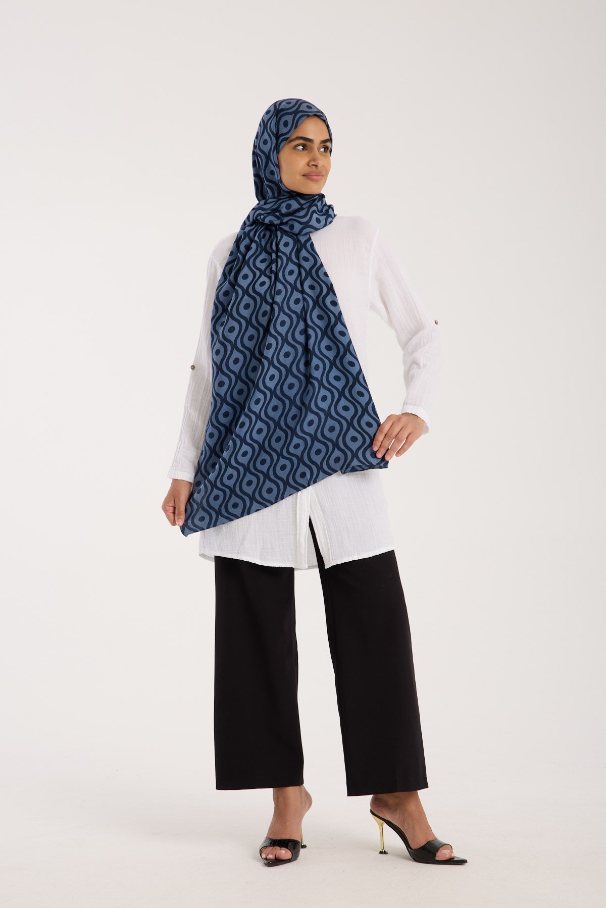 ŞALHelezon Desen Jakarlı Modal Seri Şal Askısı ile Birlikte 75x200 cm