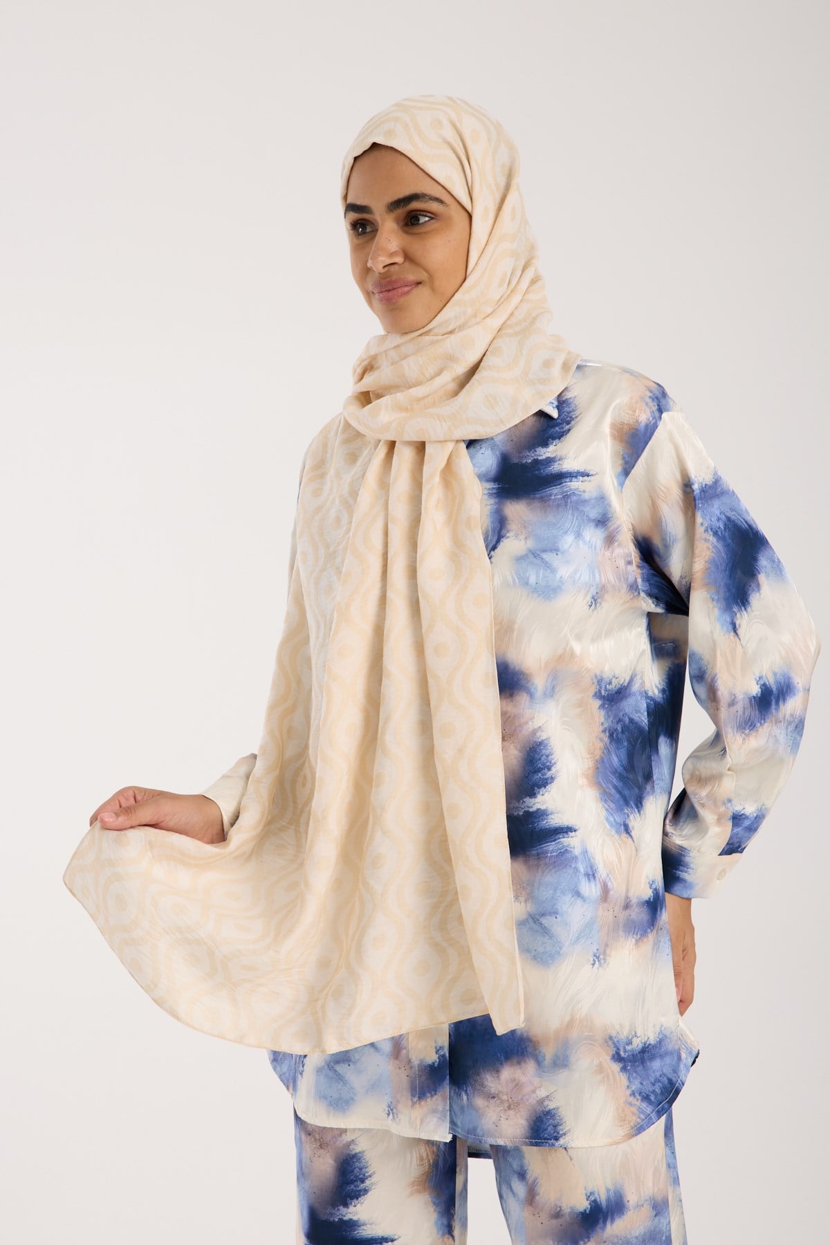ŞALHelezon Desen Jakarlı Modal Seri Şal Askısı ile Birlikte 75x200 cm