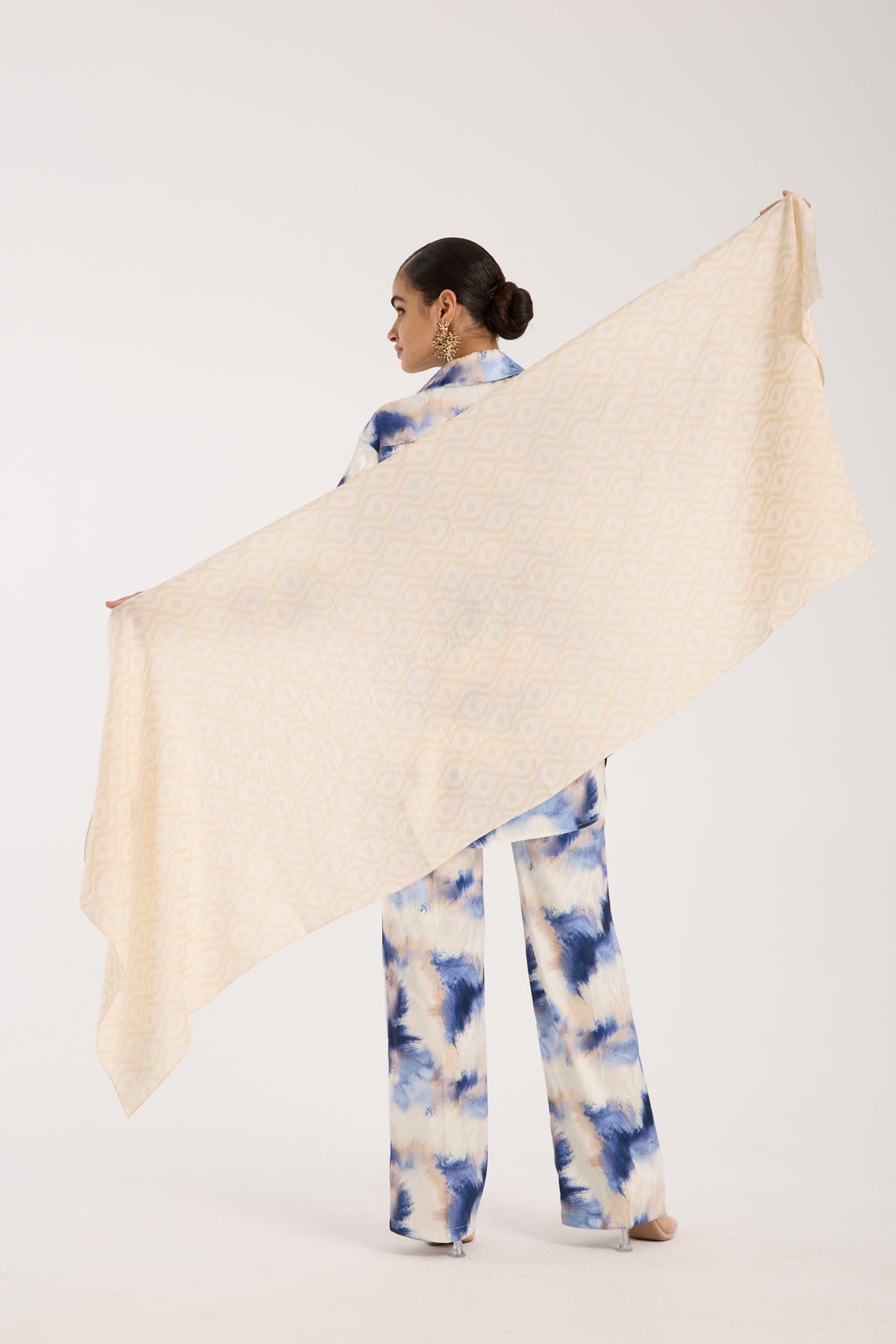 ŞALHelezon Desen Jakarlı Modal Seri Şal Askısı ile Birlikte 75x200 cm