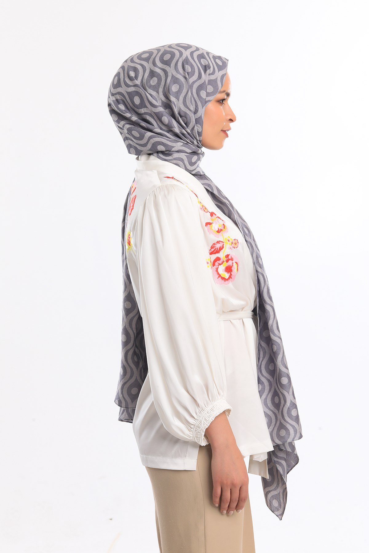 ŞALHelezon Desen Jakarlı Modal Seri Şal Askısı ile Birlikte 75x200 cm