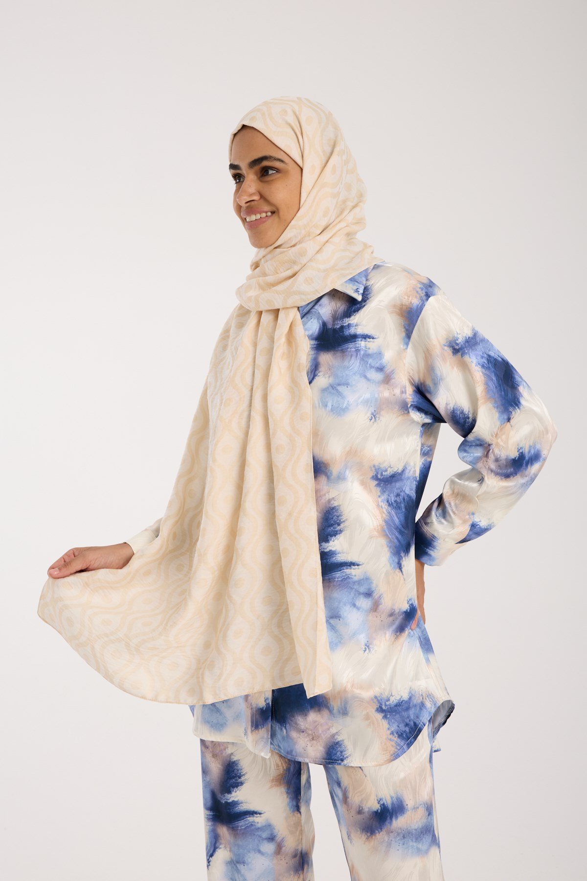 ŞALHelezon Desen Jakarlı Modal Seri Şal Askısı ile Birlikte 75x200 cm