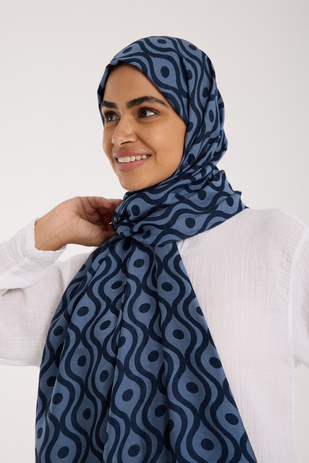 ŞALHelezon Desen Jakarlı Modal Seri Şal Askısı ile Birlikte 75x200 cm