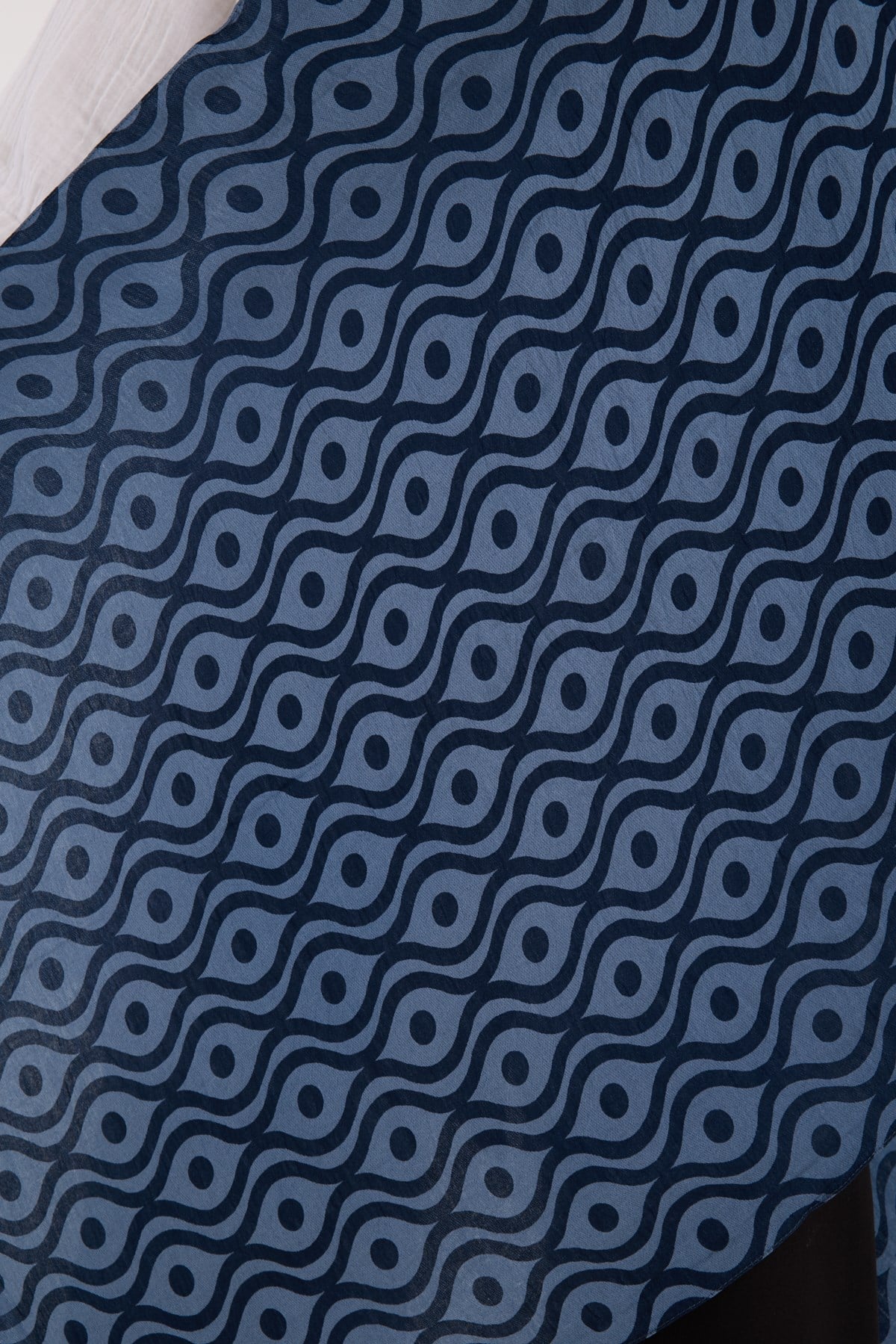 ŞALHelezon Desen Jakarlı Modal Seri Şal Askısı ile Birlikte 75x200 cm