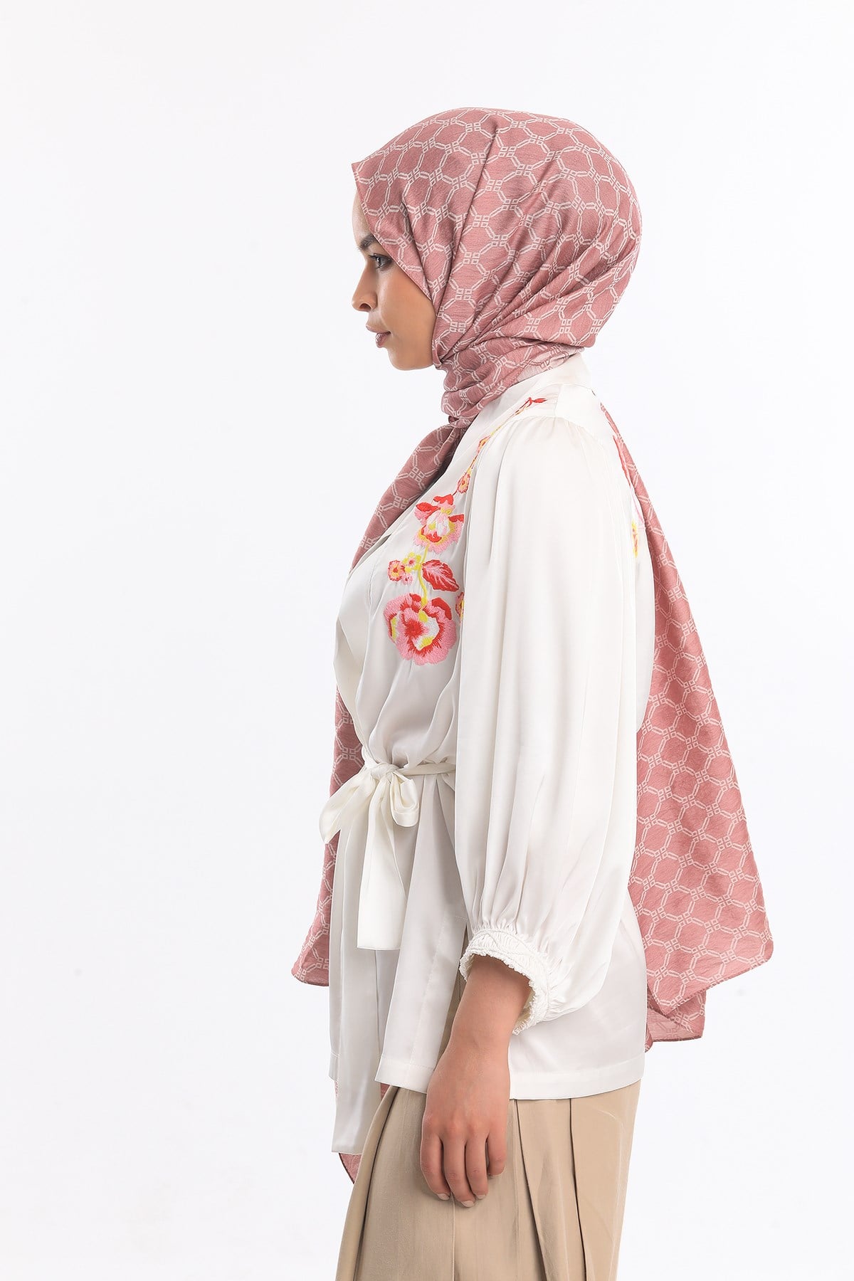 JAKARLI MODAL ŞALHelezon Desen Jakarlı Modal Seri Şal Askısı ile Birlikte 75x200 cm