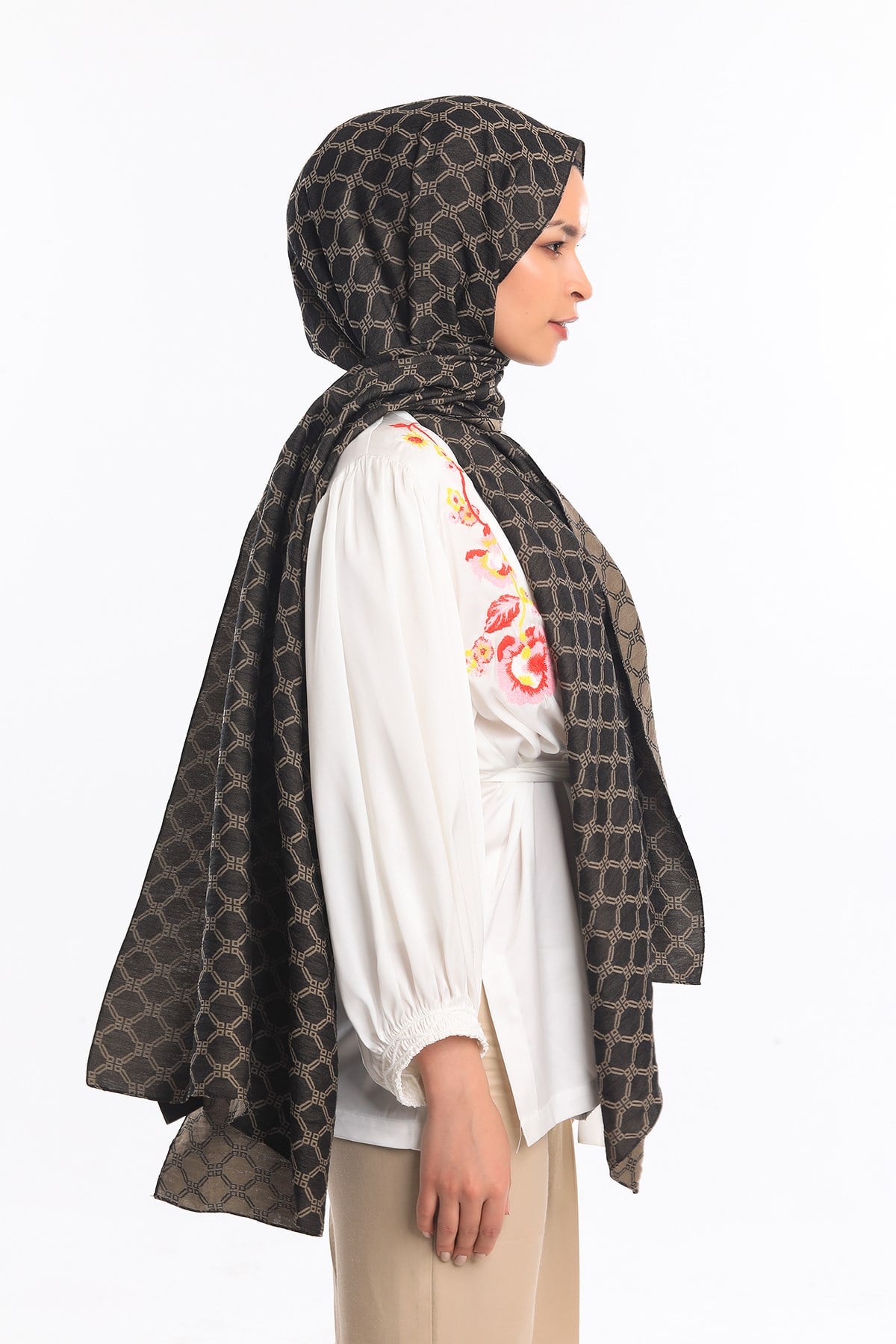 JAKARLI MODAL ŞALHelezon Desen Jakarlı Modal Seri Şal Askısı ile Birlikte 75x200 cm