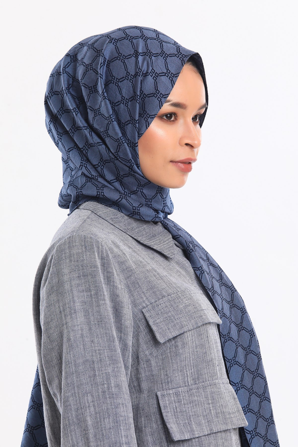 JAKARLI MODAL ŞALHelezon Desen Jakarlı Modal Seri Şal Askısı ile Birlikte 75x200 cm