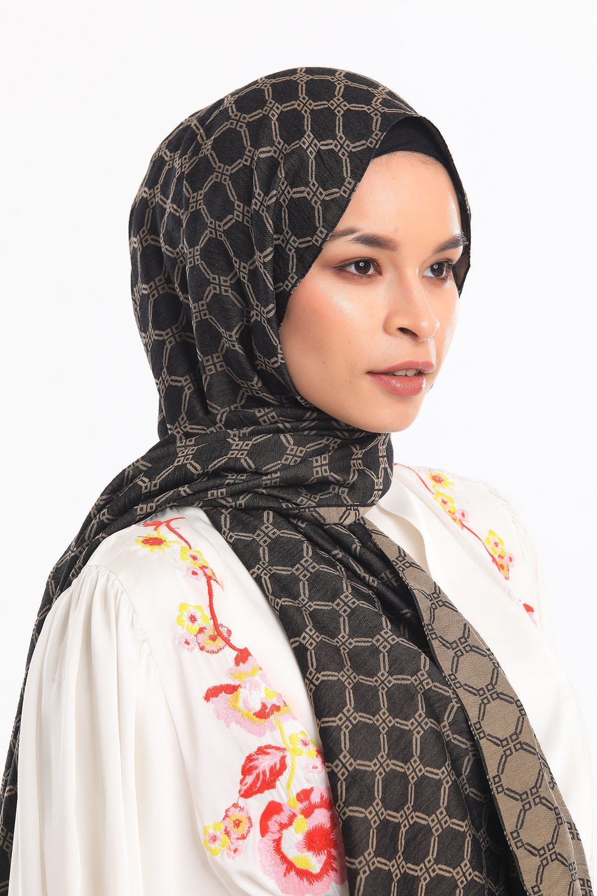 JAKARLI MODAL ŞALHelezon Desen Jakarlı Modal Seri Şal Askısı ile Birlikte 75x200 cm