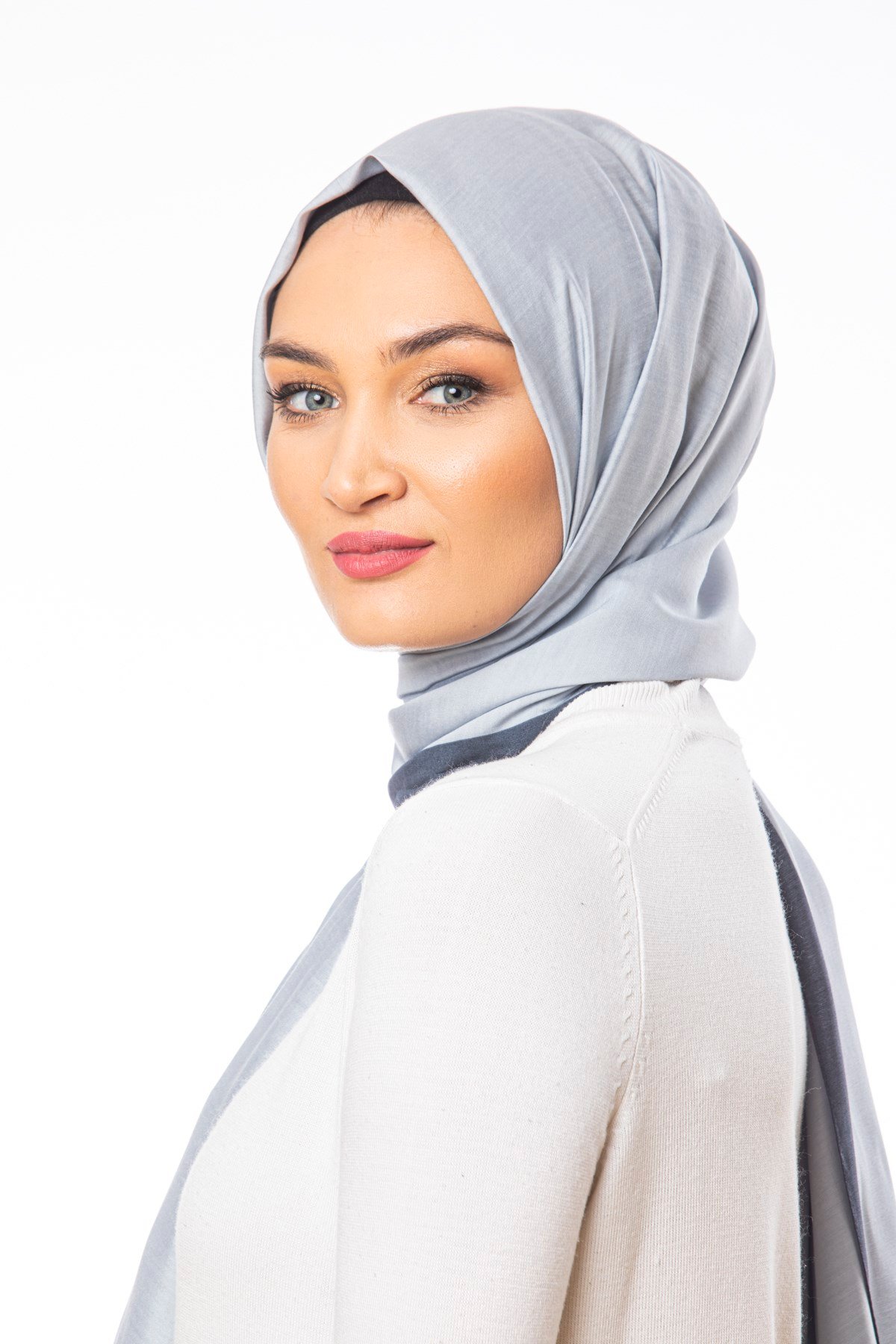 JAKARLI MODAL ŞALDüz Desen Modal Seri Şal Askısı ile Birlikte 75x200 cm