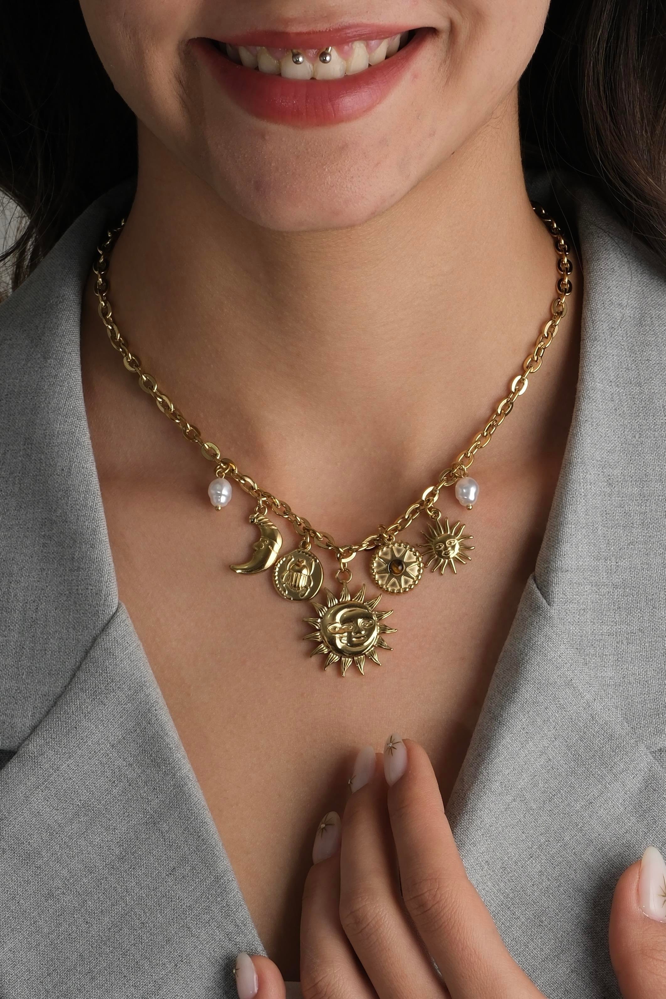 Çelik Çoklu Güneşli Charmlı Kolye