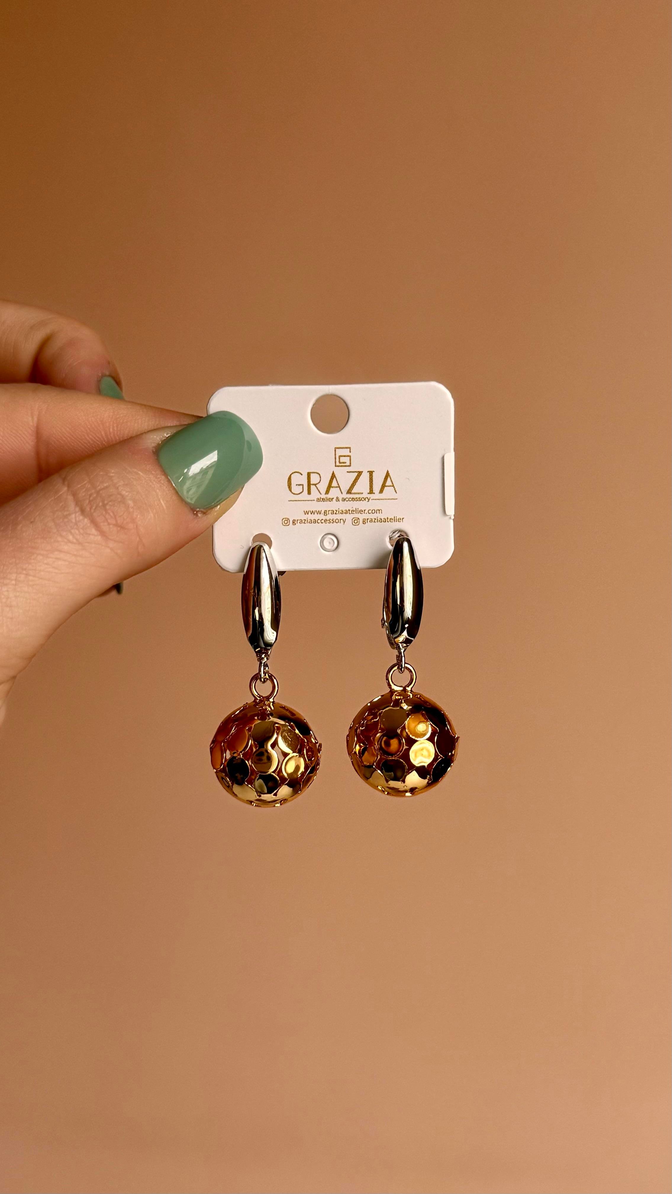 Çift renk parçalı top küpe