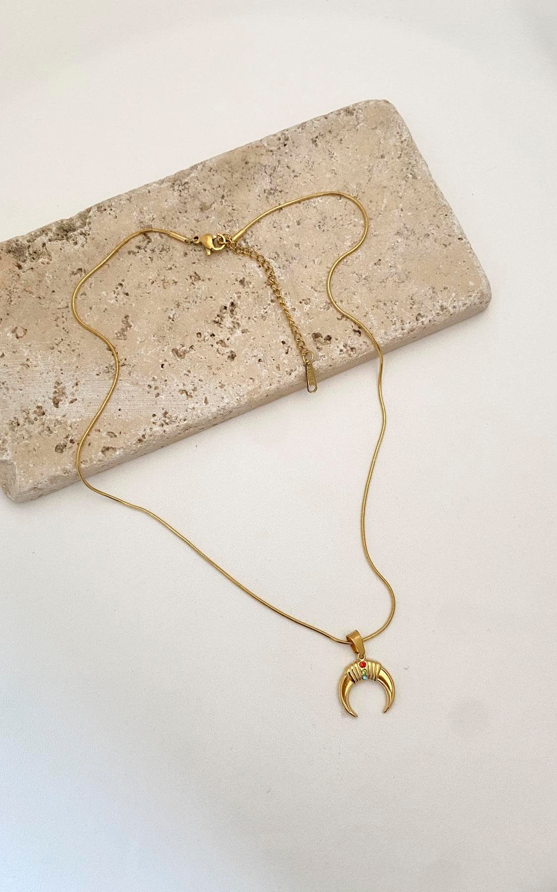 Ay Figürlü Renkli Taş Detaylı Gold Çelik Kolye