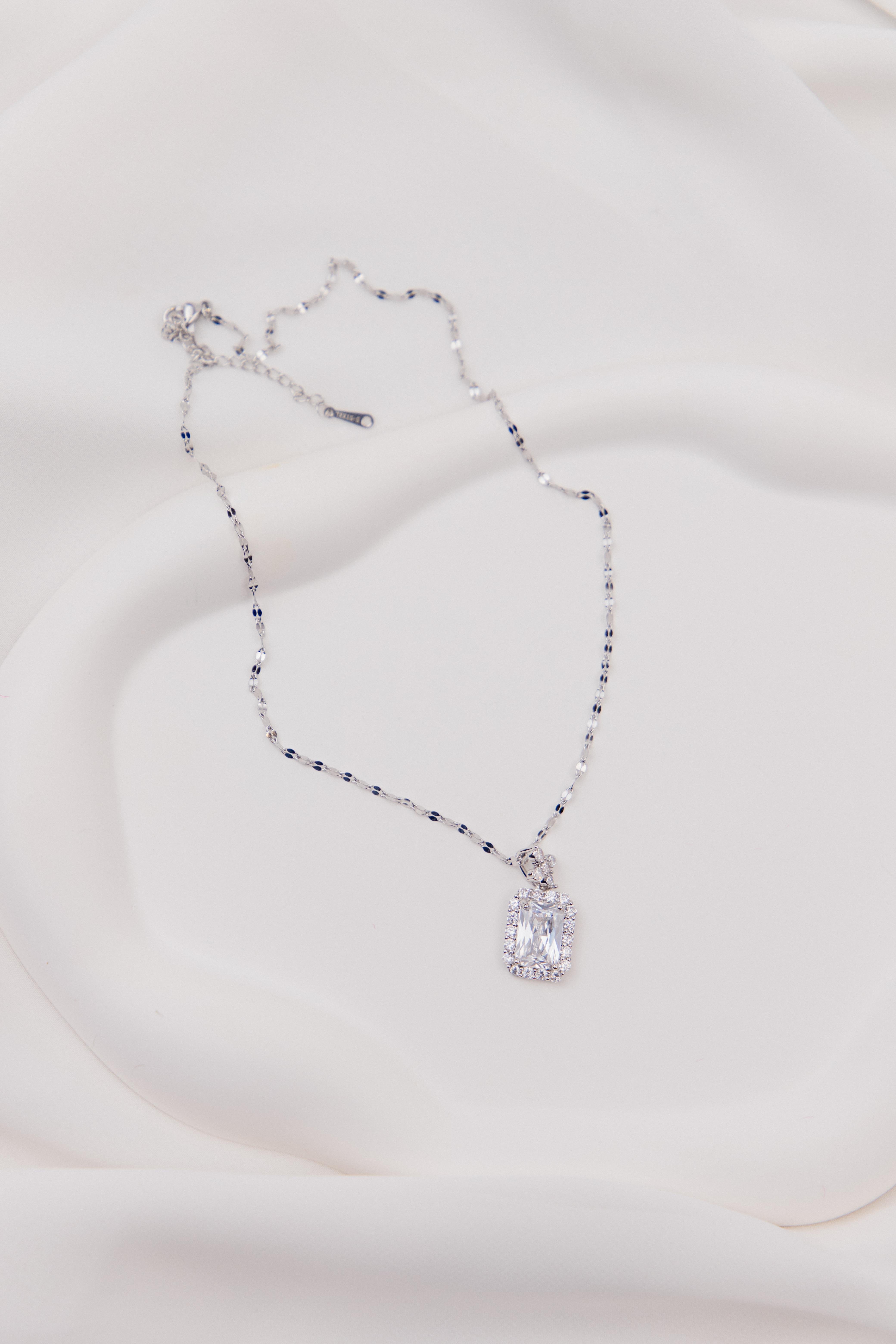 Baget Taşlı Gümüş Çelik Kolye