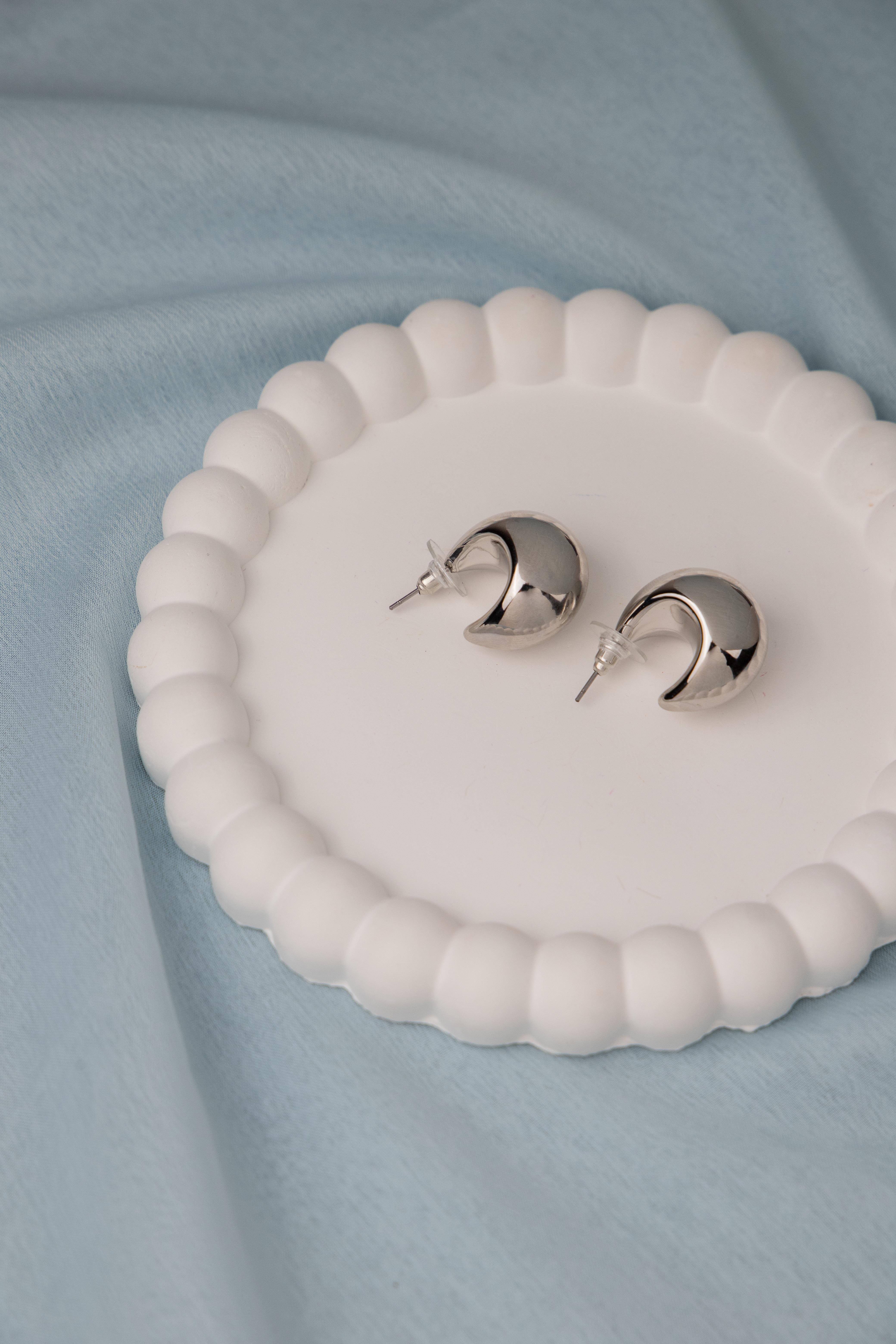 Bombeli Gümüş Yarım Halka Küpe