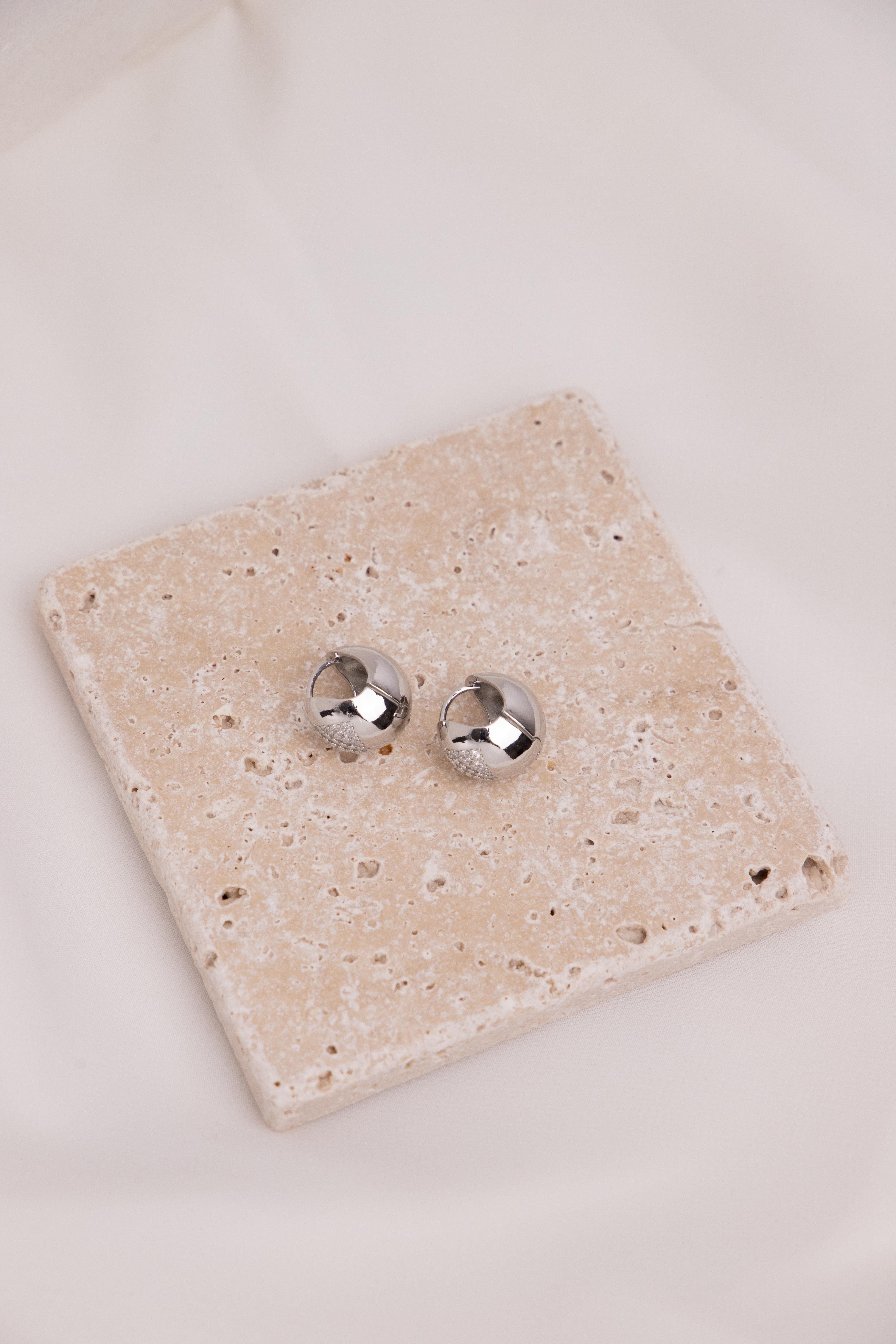 Bombeli Zirkon Taş Detaylı Gümüş Halka Küpe