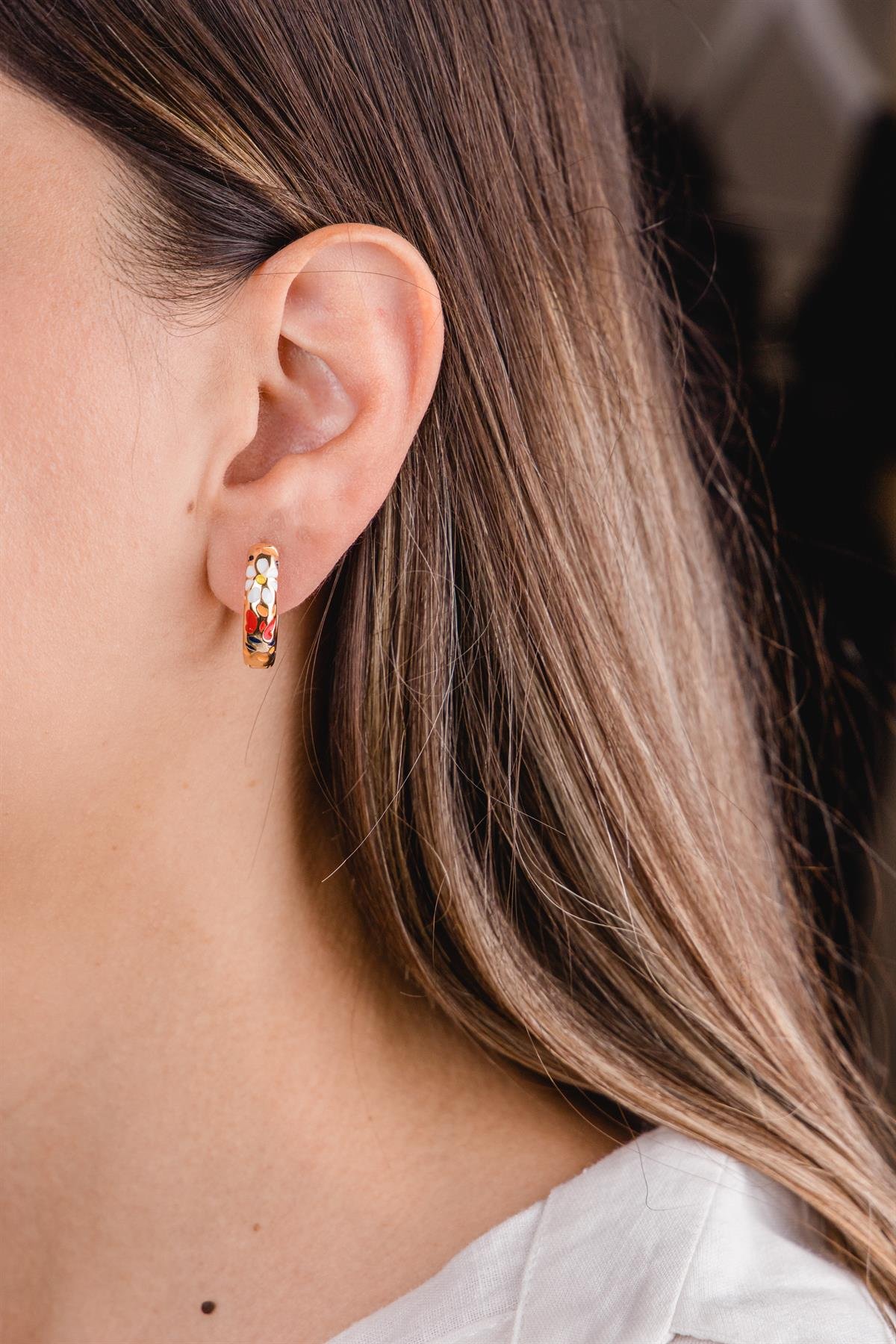 Çiçek Desenli Beyaz Gold Halka Küpe