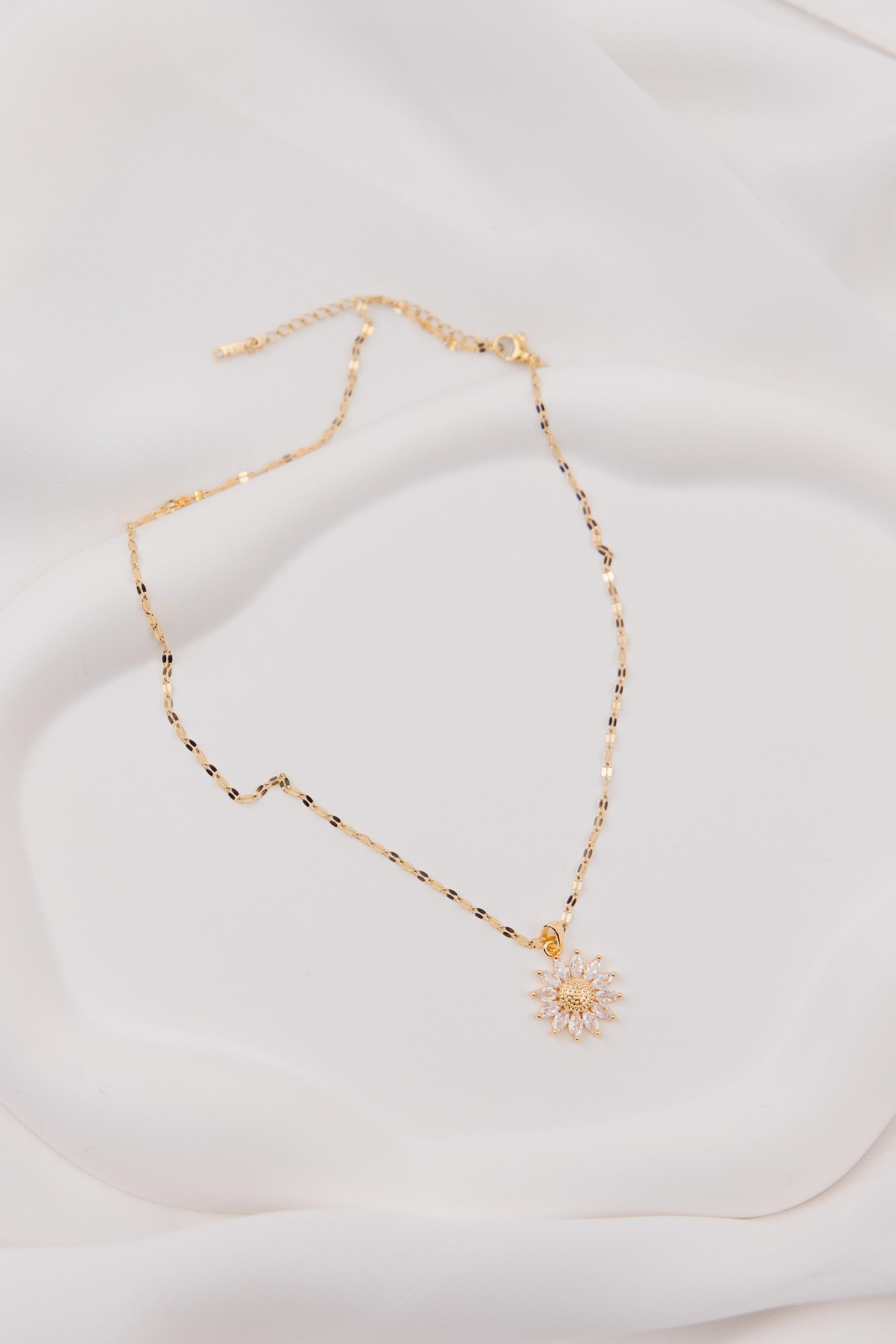 Çiçek Figürlü Gold Çelik Kolye