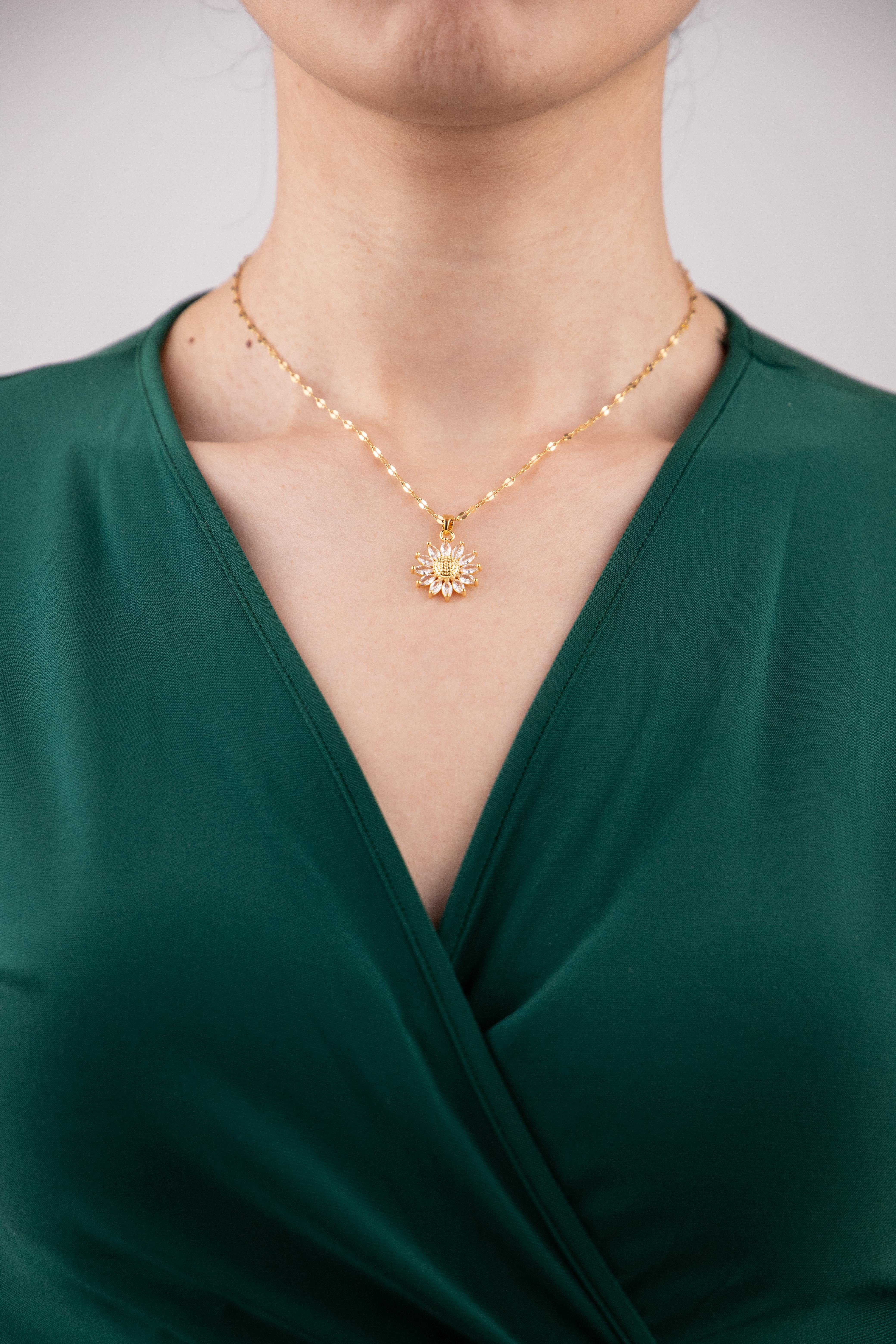 Çiçek Figürlü Gold Çelik Kolye