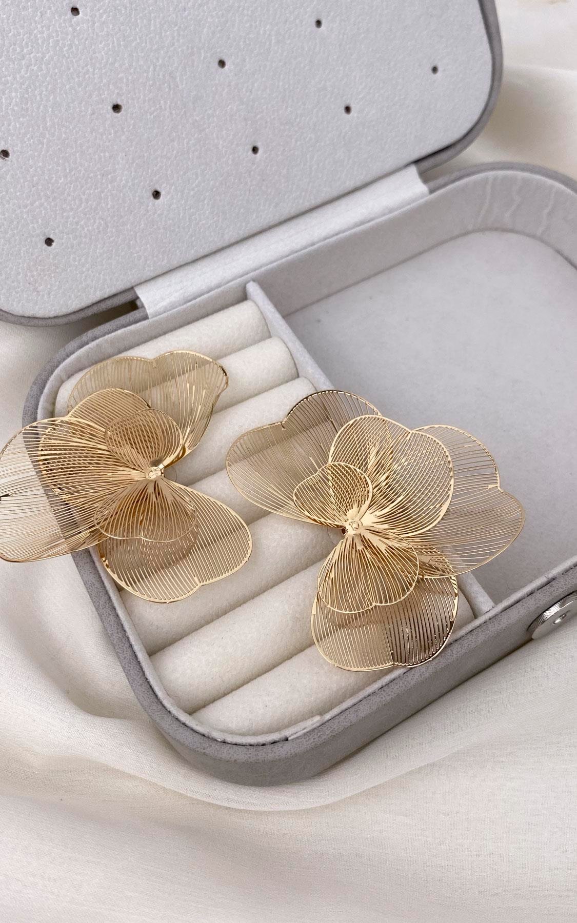 Çiçek Figürlü Gold Küpe