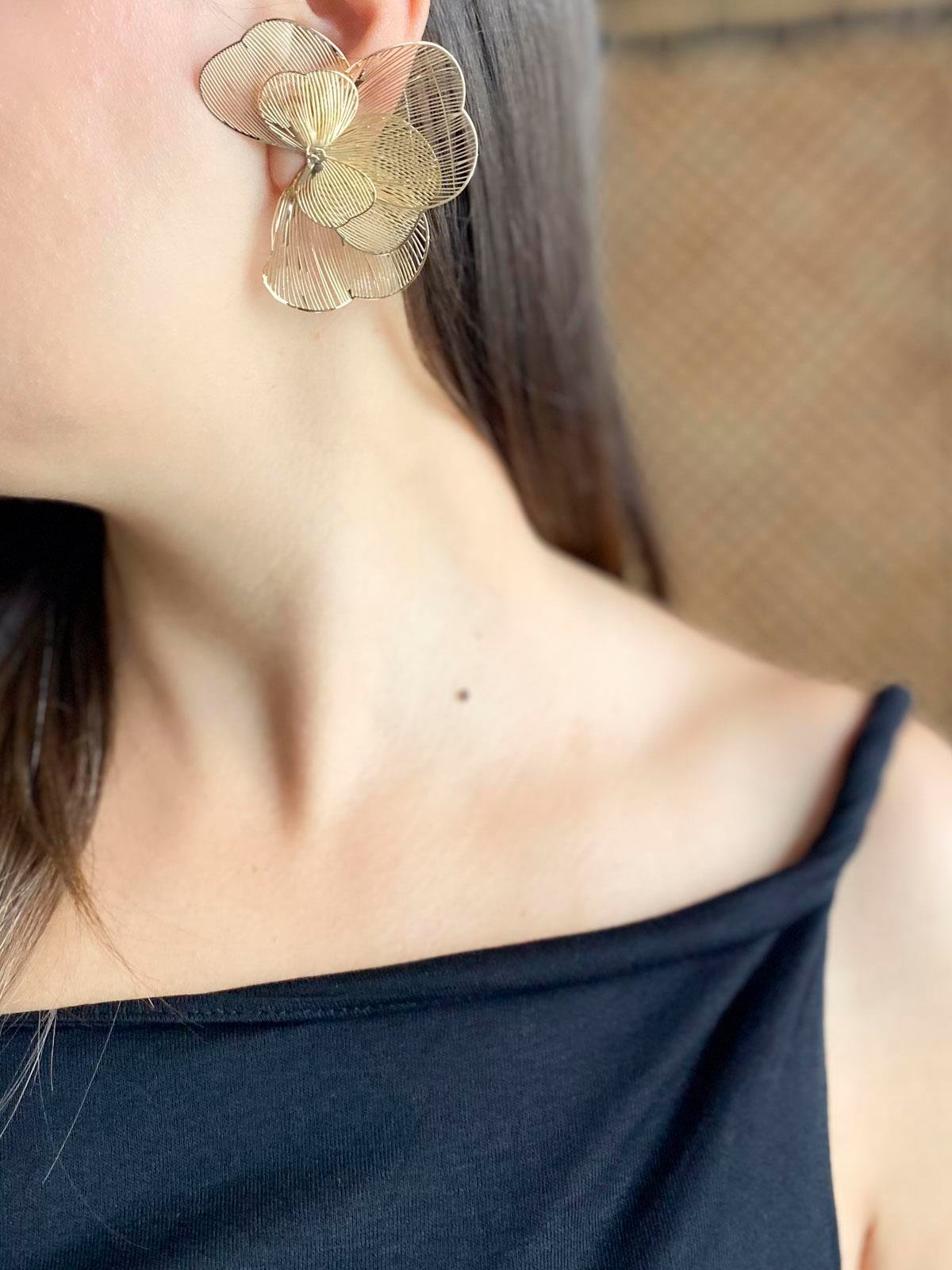 Çiçek Figürlü Gold Küpe