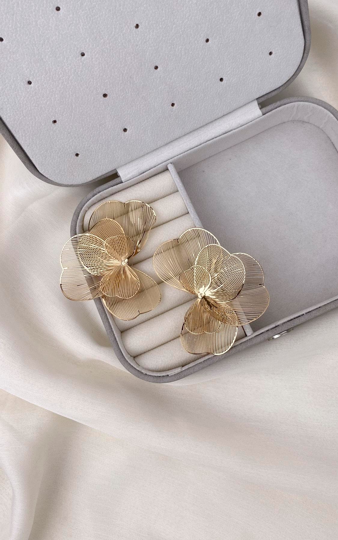 Çiçek Figürlü Gold Küpe