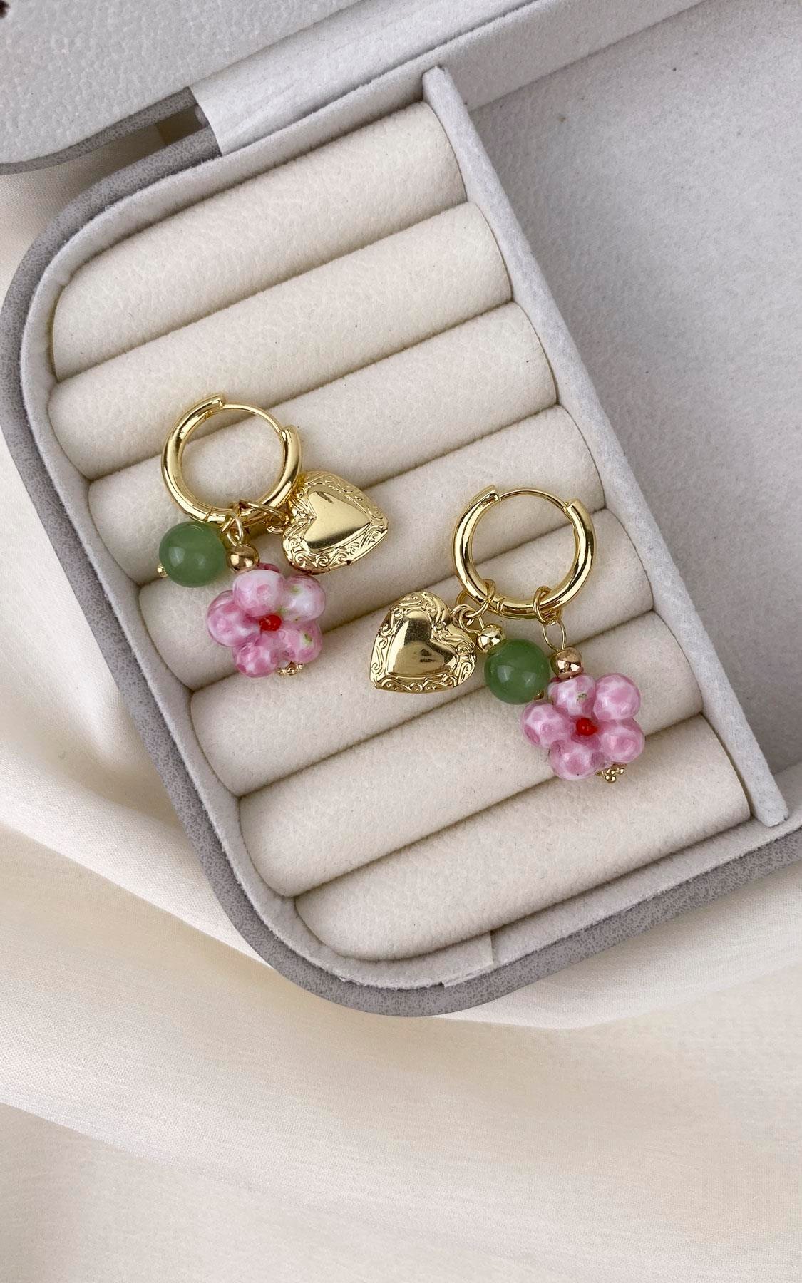 Çiçek Figürlü Kalp Detaylı Gold Halka Küpe