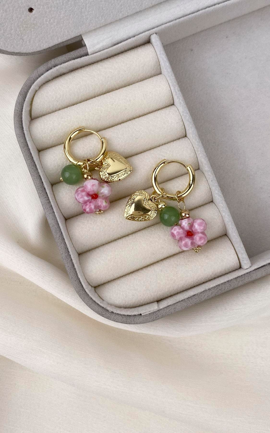 Çiçek Figürlü Kalp Detaylı Gold Halka Küpe