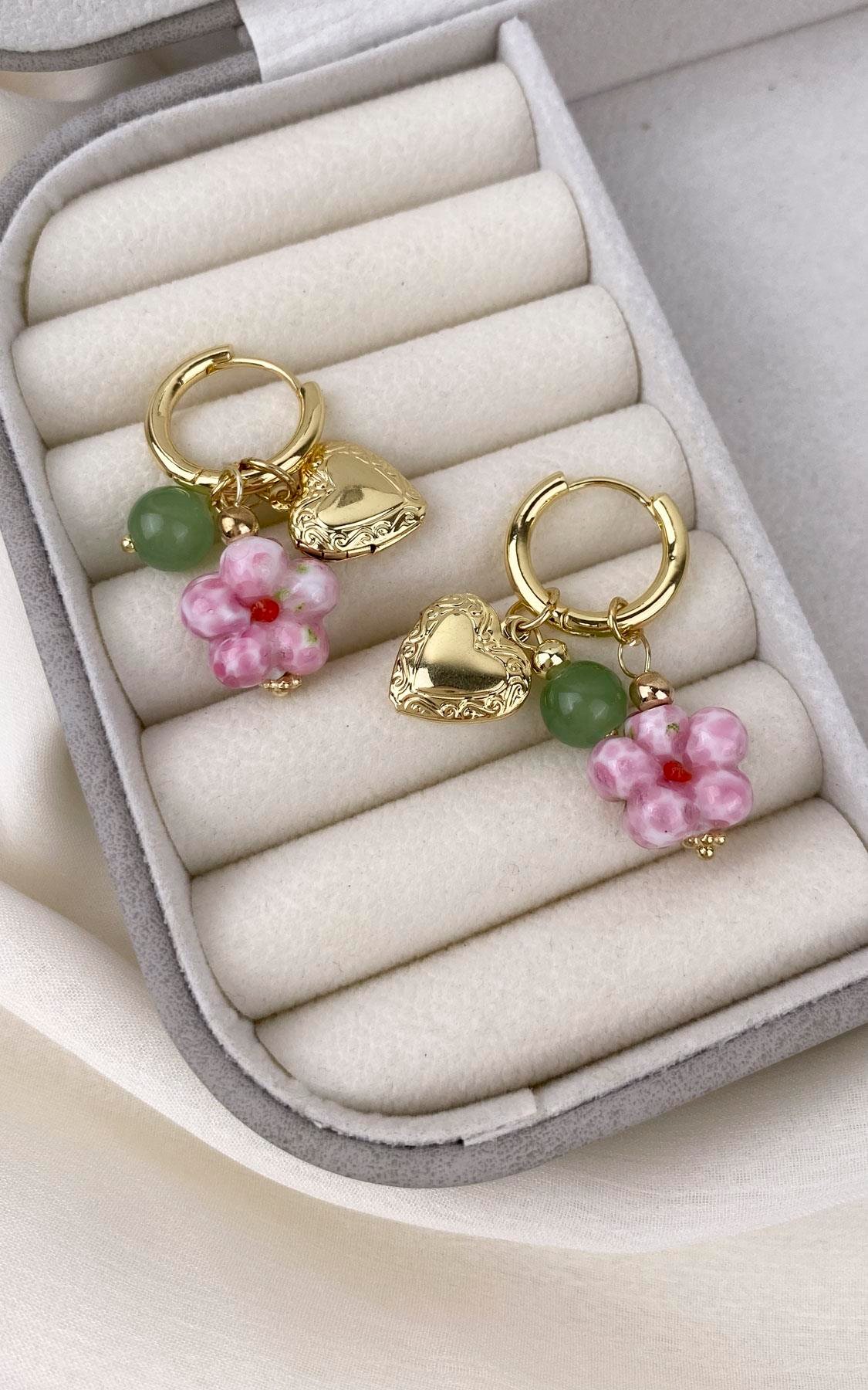 Çiçek Figürlü Kalp Detaylı Gold Halka Küpe