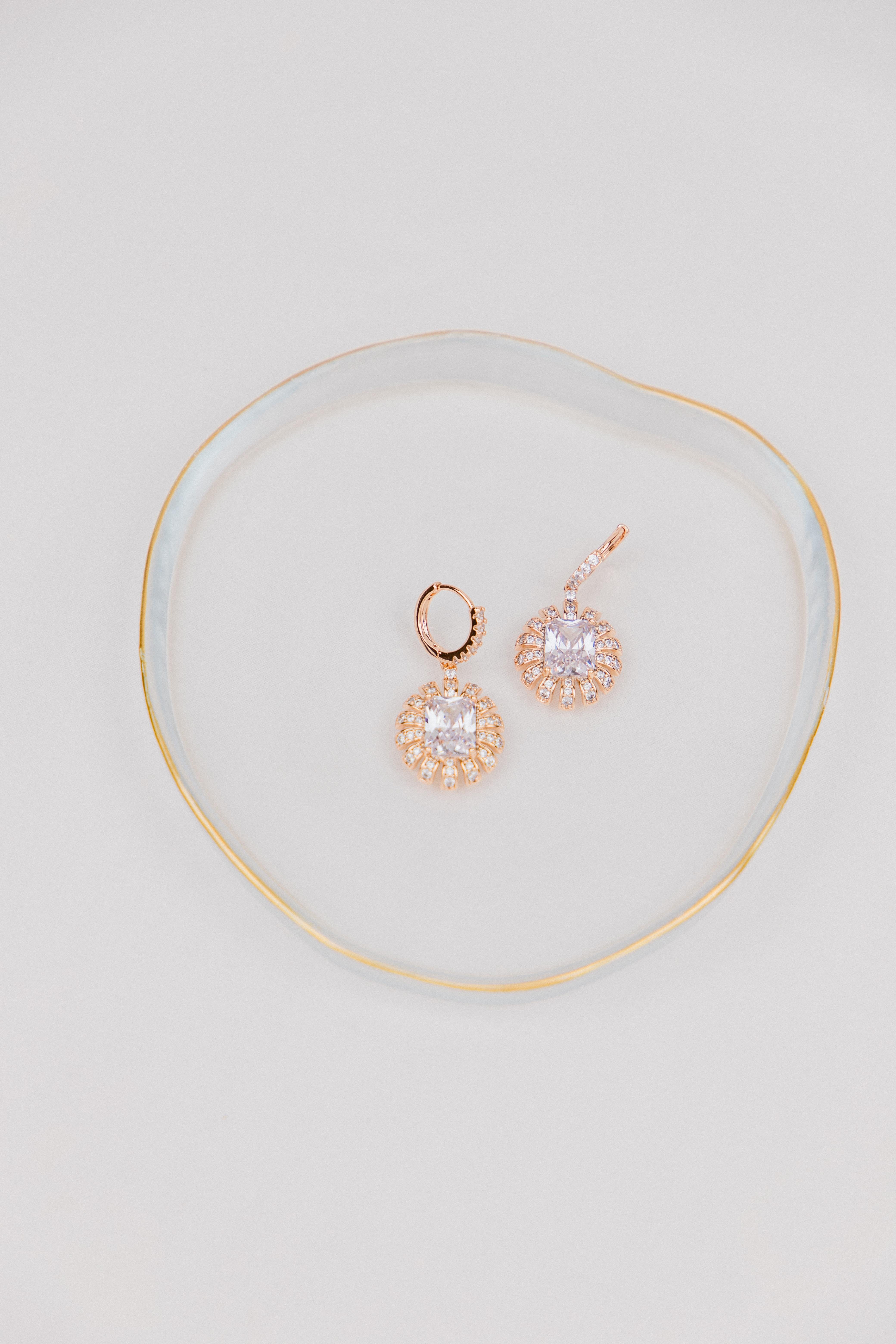 Çiçek Figürlü Taş Detaylı Gold Halka Küpe