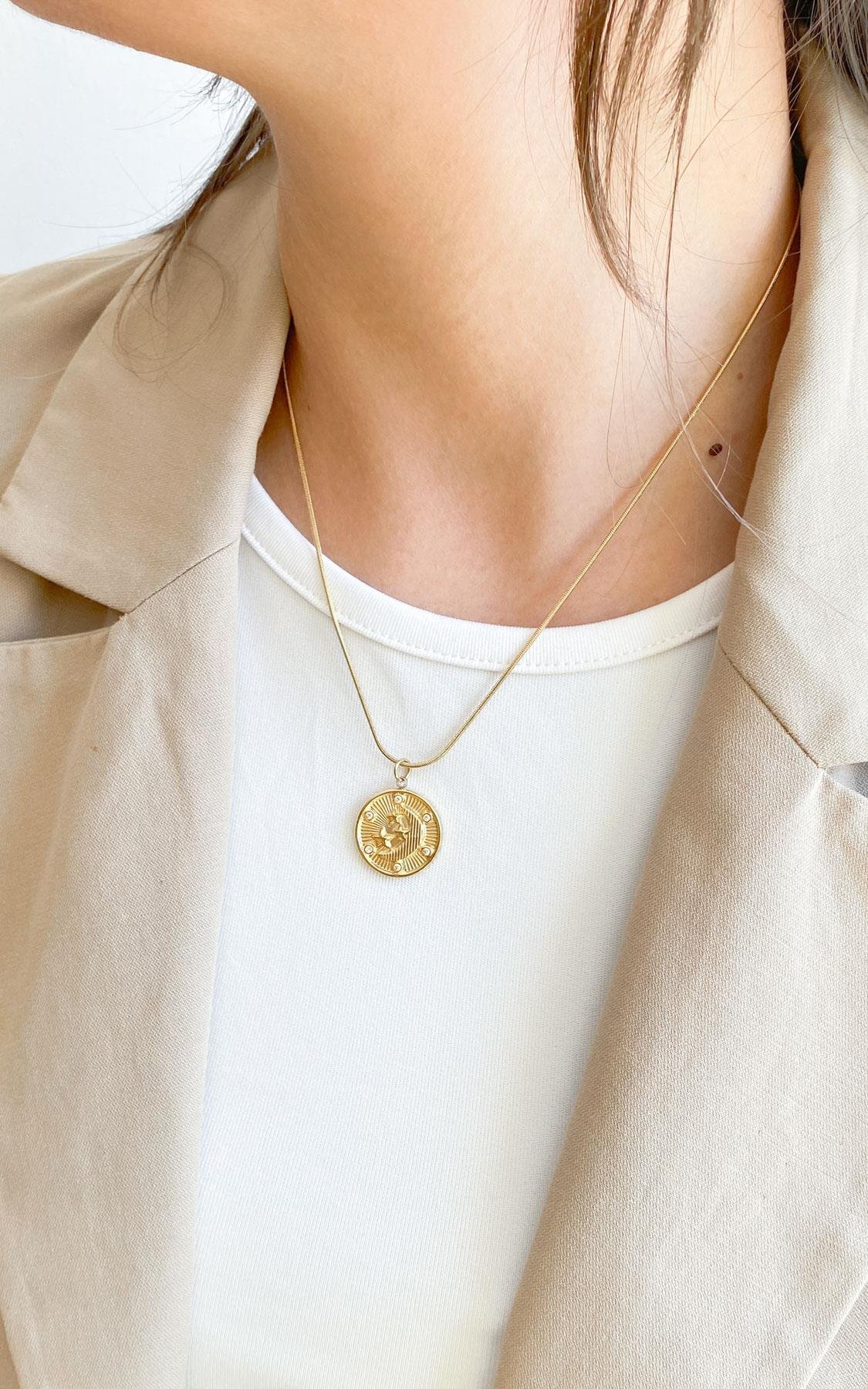 Daire Plaka Ay ve Yıldız Desenli Taş Detaylı Gold Çelik Kolye