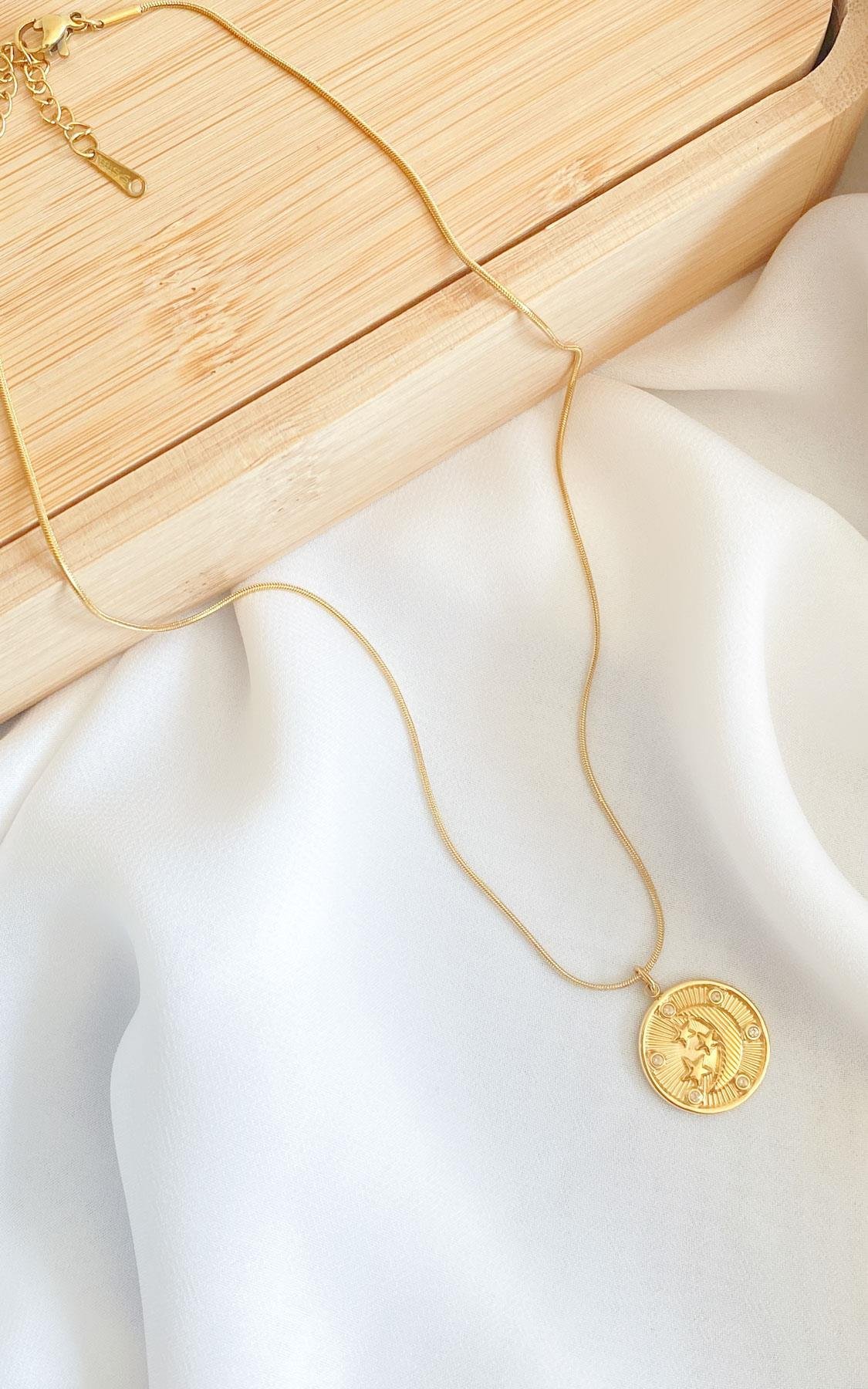 Daire Plaka Ay ve Yıldız Desenli Taş Detaylı Gold Çelik Kolye