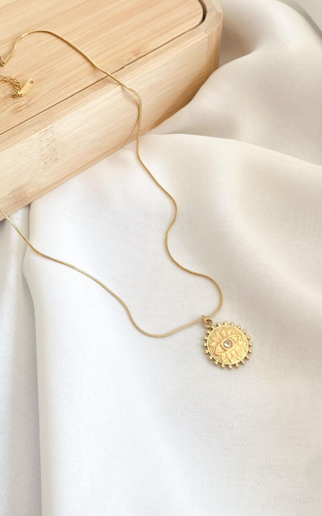 Daire Plaka Göz Desenli Taş Detaylı Gold Çelik Kolye