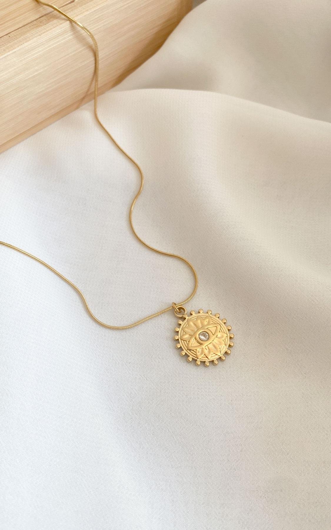 Daire Plaka Göz Desenli Taş Detaylı Gold Çelik Kolye