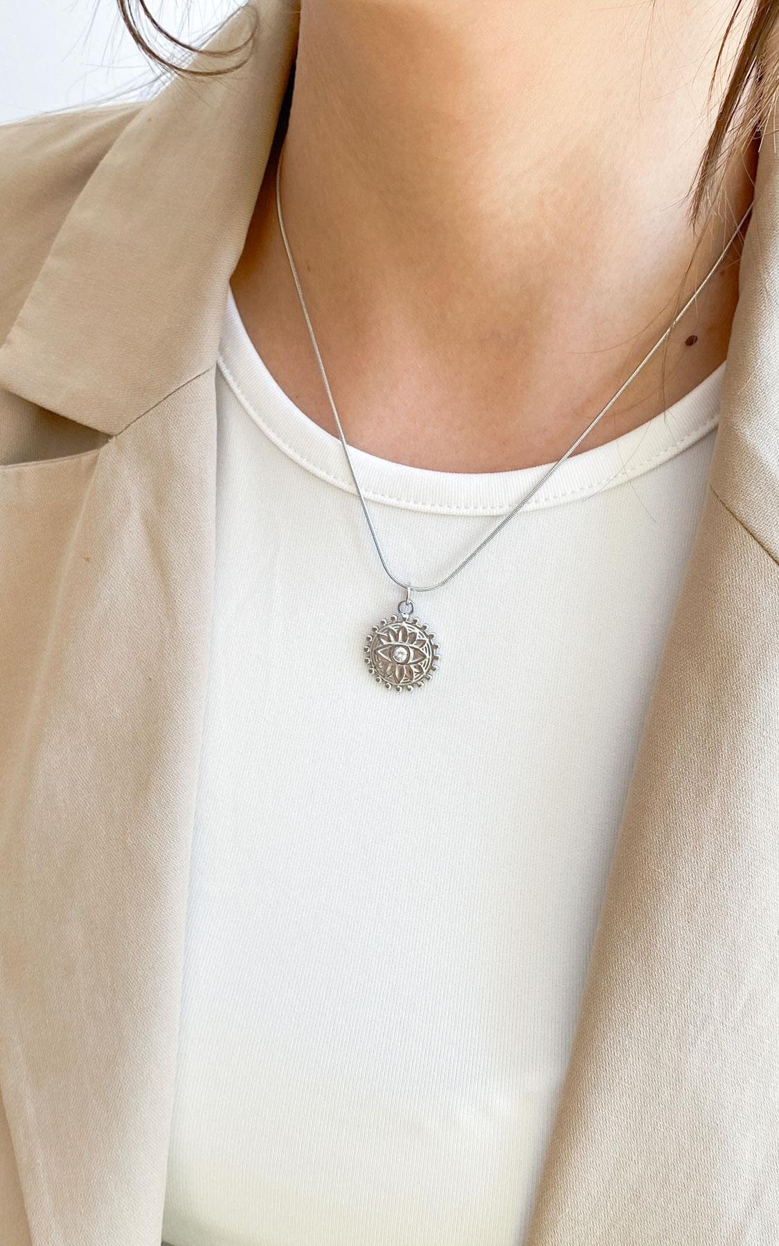 Daire Plaka Göz Desenli Taş Detaylı Gümüş Çelik Kolye