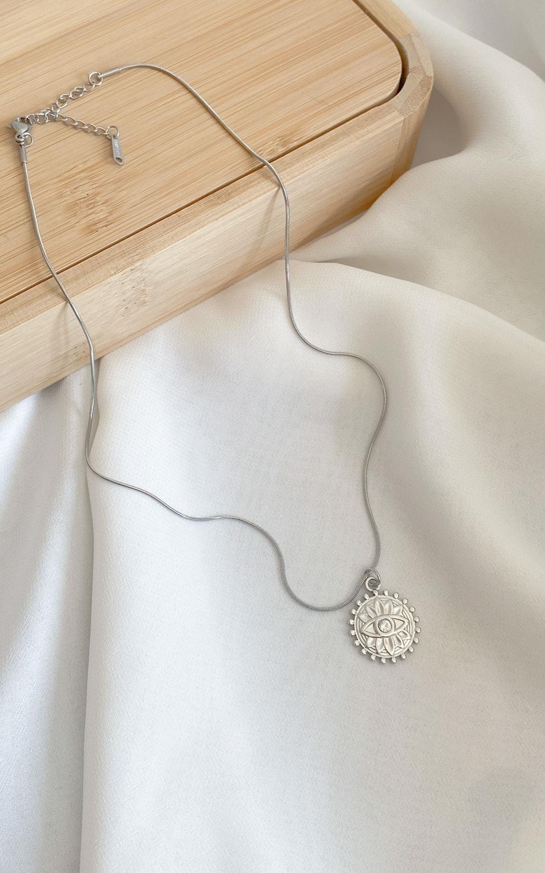 Daire Plaka Göz Desenli Taş Detaylı Gümüş Çelik Kolye