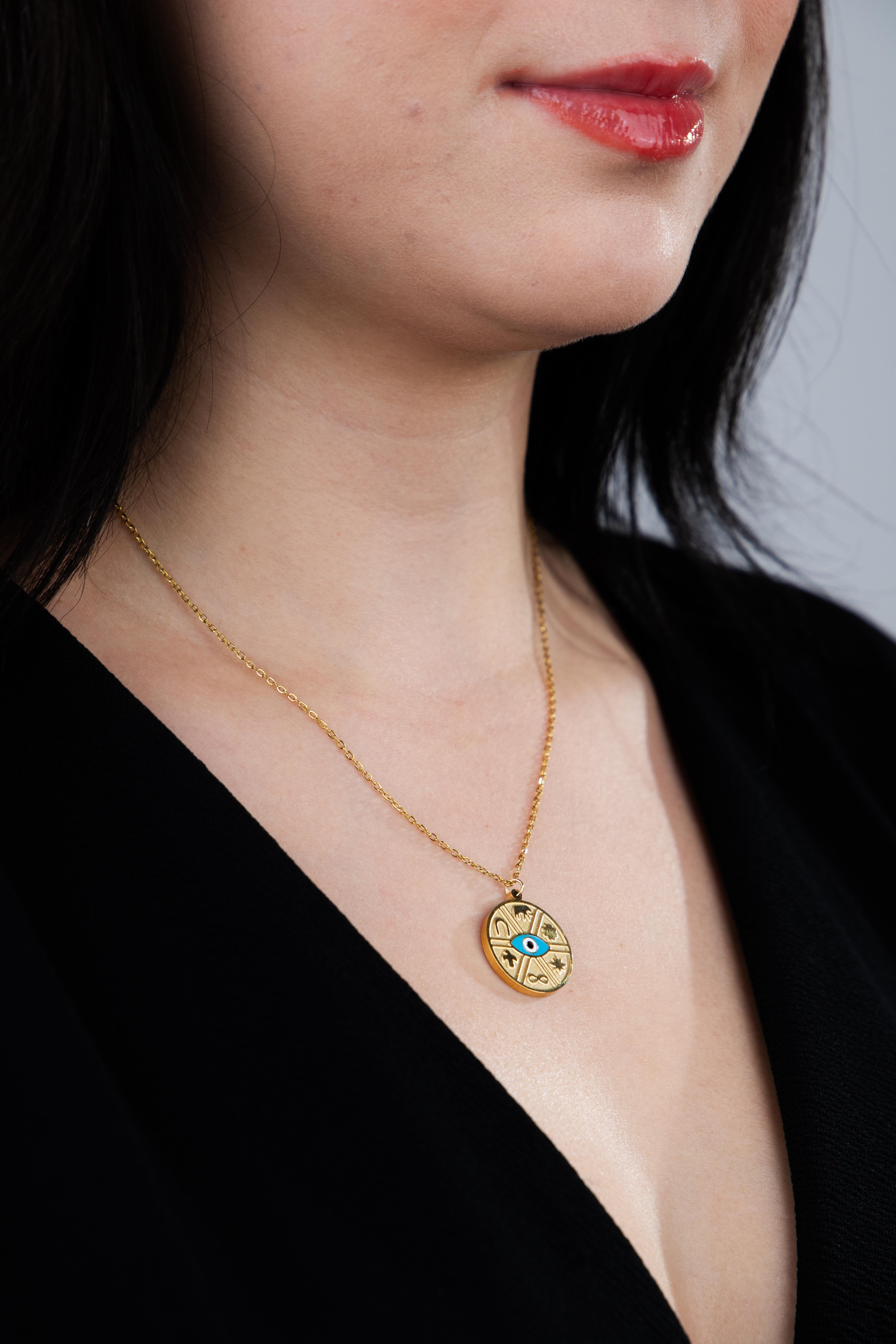 Daire Plaka Üzeri Desenli Gold Çelik Kolye