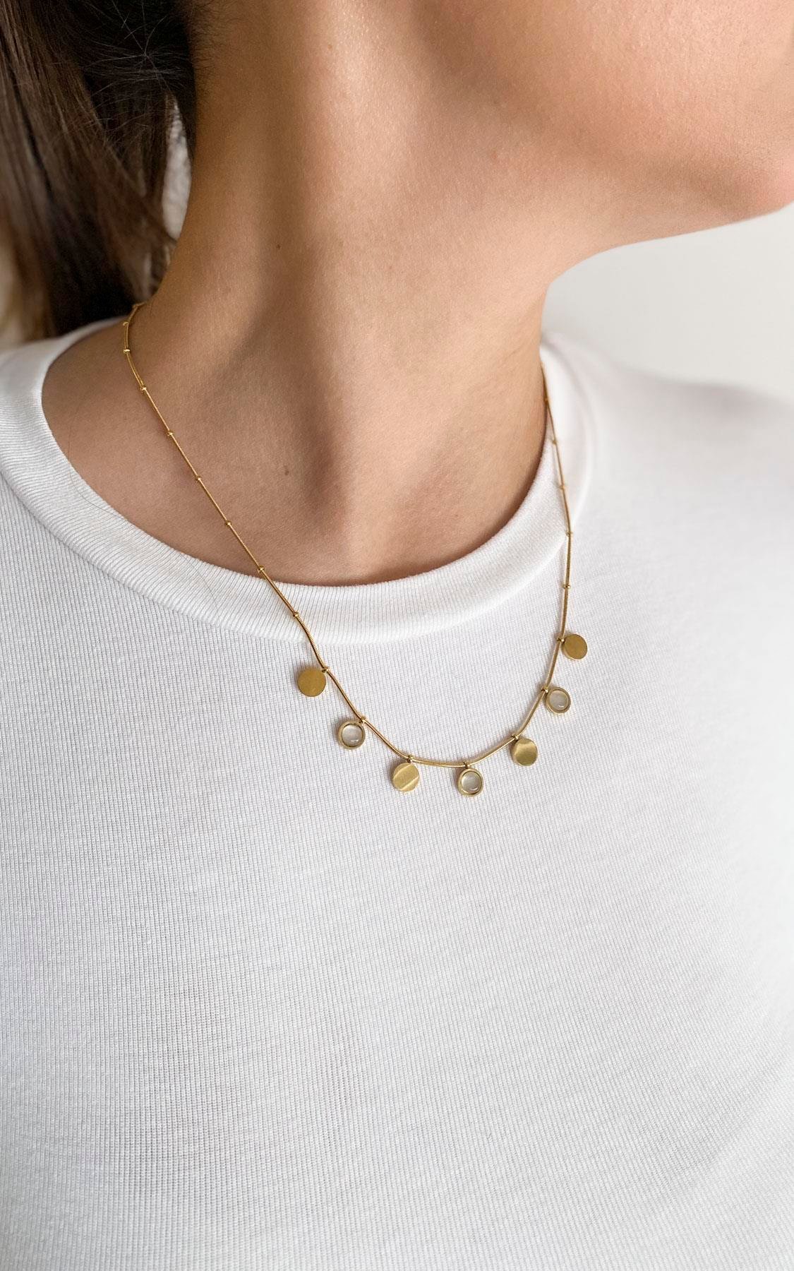 Daire Plaka ve Opal Taşlı Gold Çelik Kolye