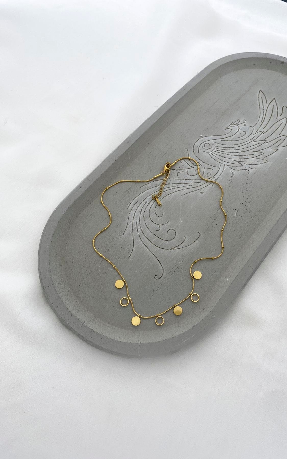 Daire Plaka ve Opal Taşlı Gold Çelik Kolye