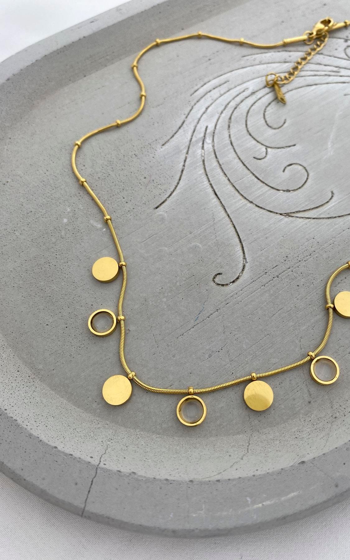 Daire Plaka ve Opal Taşlı Gold Çelik Kolye