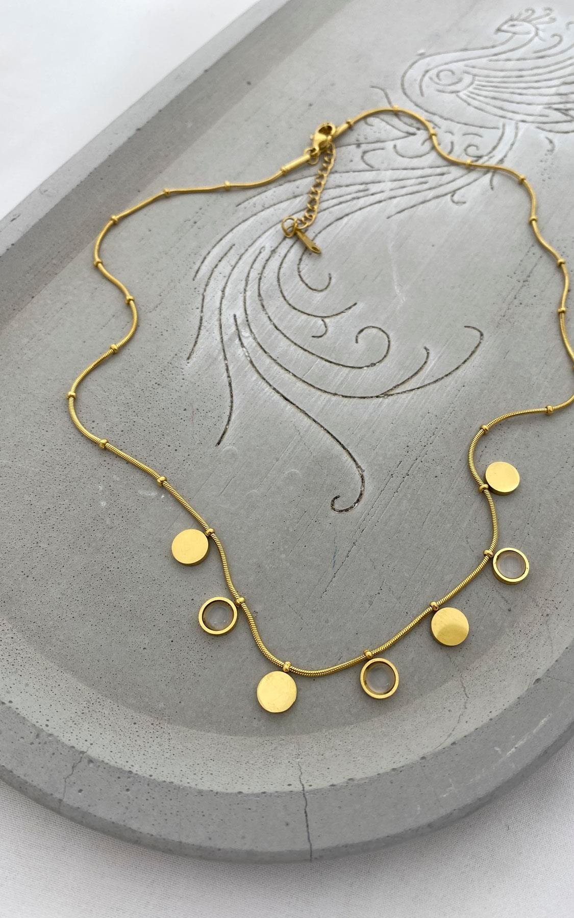 Daire Plaka ve Opal Taşlı Gold Çelik Kolye