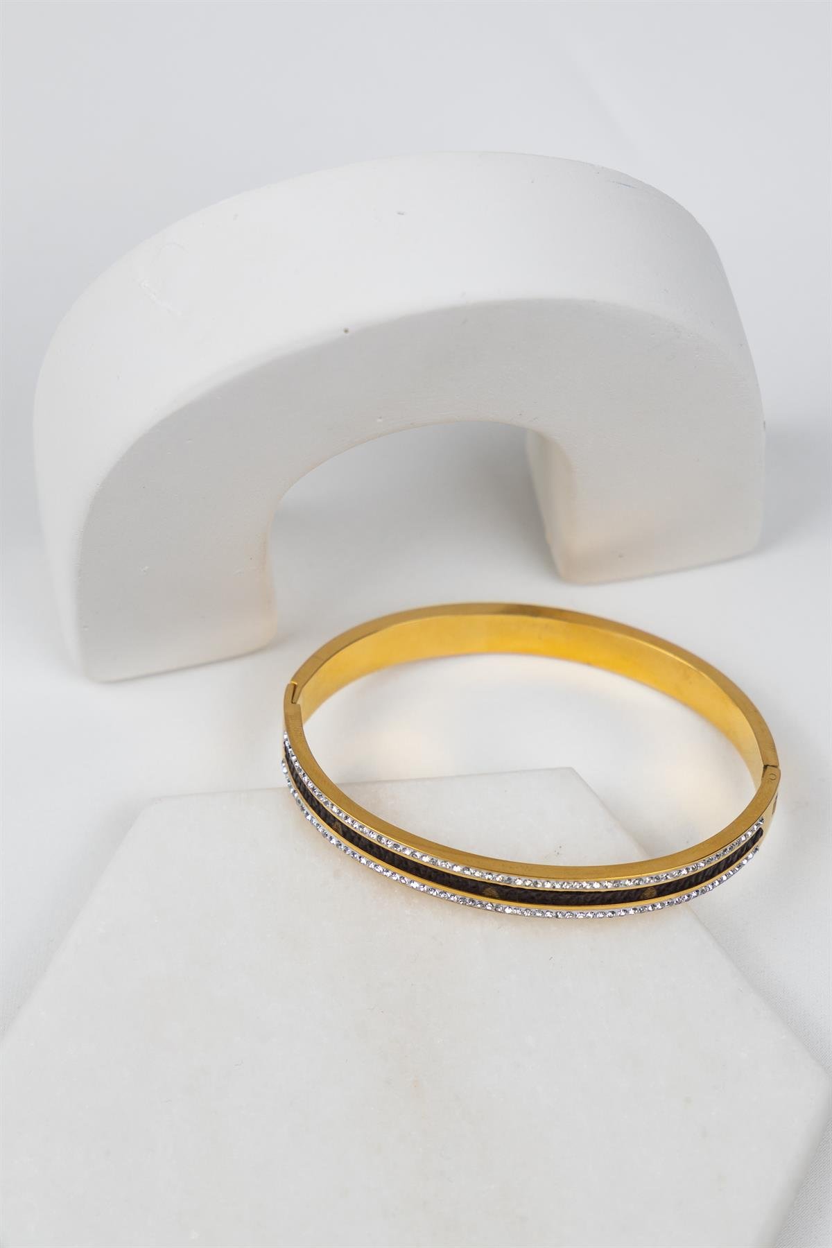 Deri Şerit ve Zirkon Taşlı 6cm Gold Çelik Bileklik