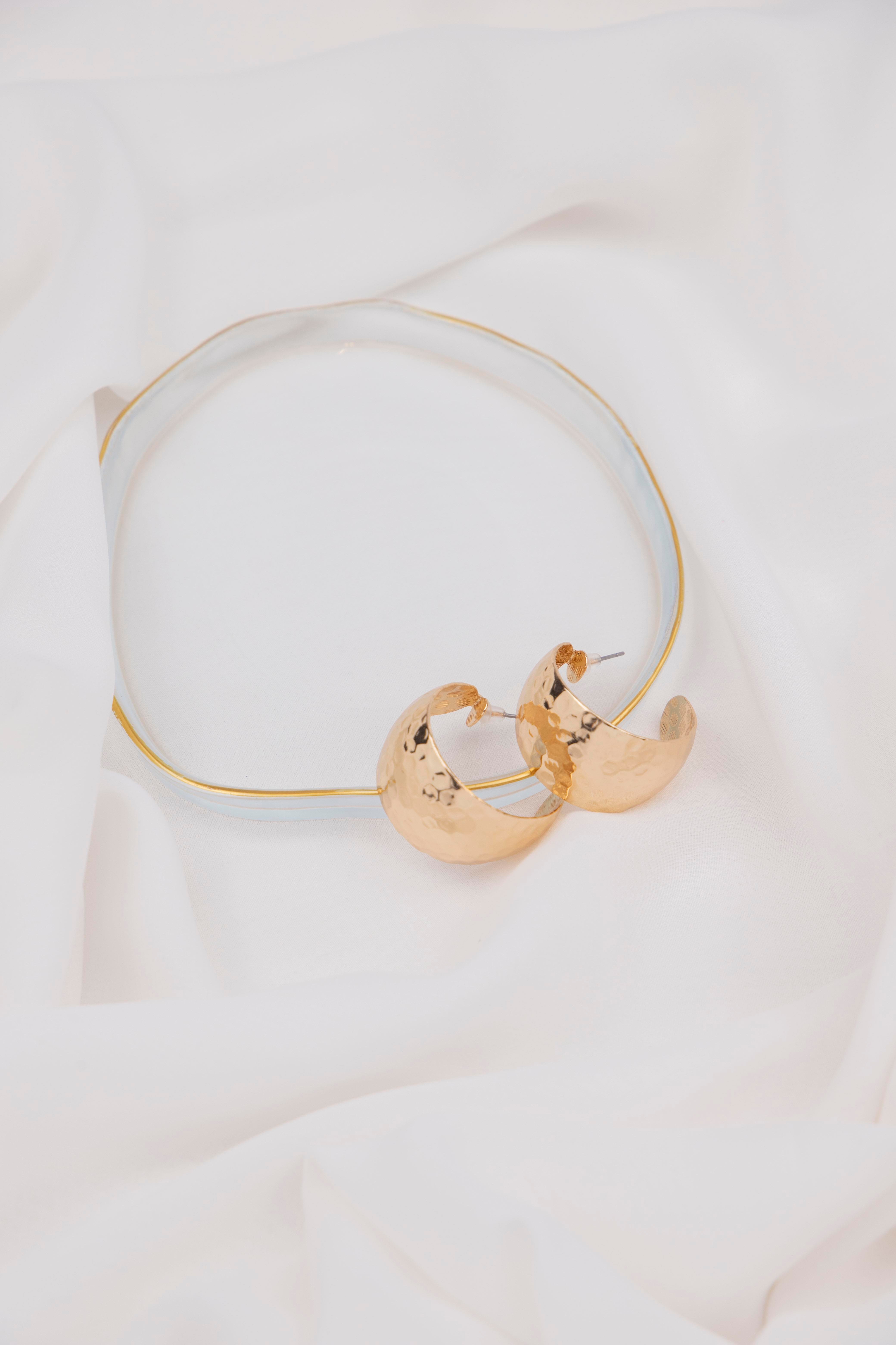 Desenli Plaka Gold Yarım Halka Küpe