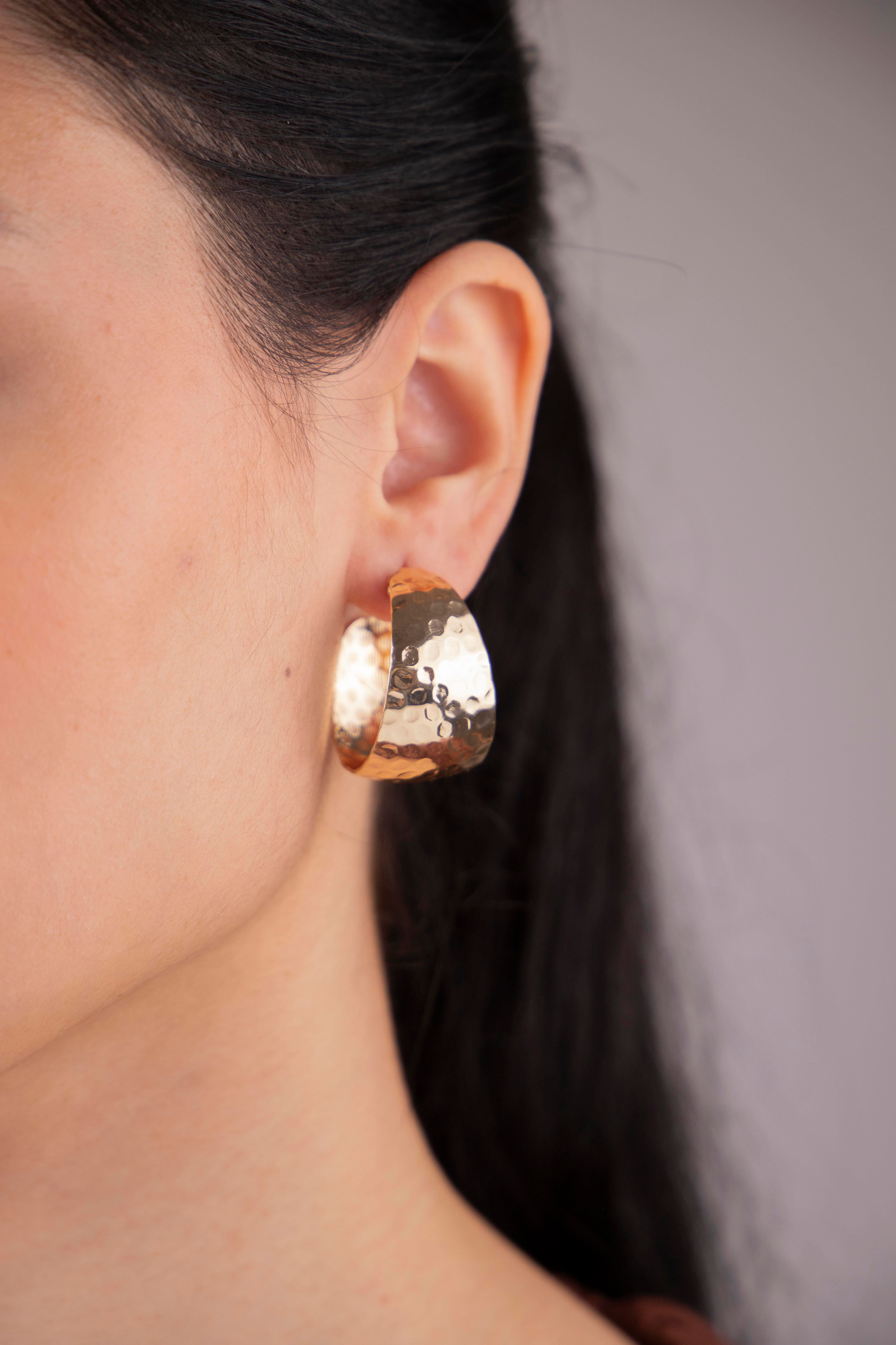 Desenli Plaka Gold Yarım Halka Küpe