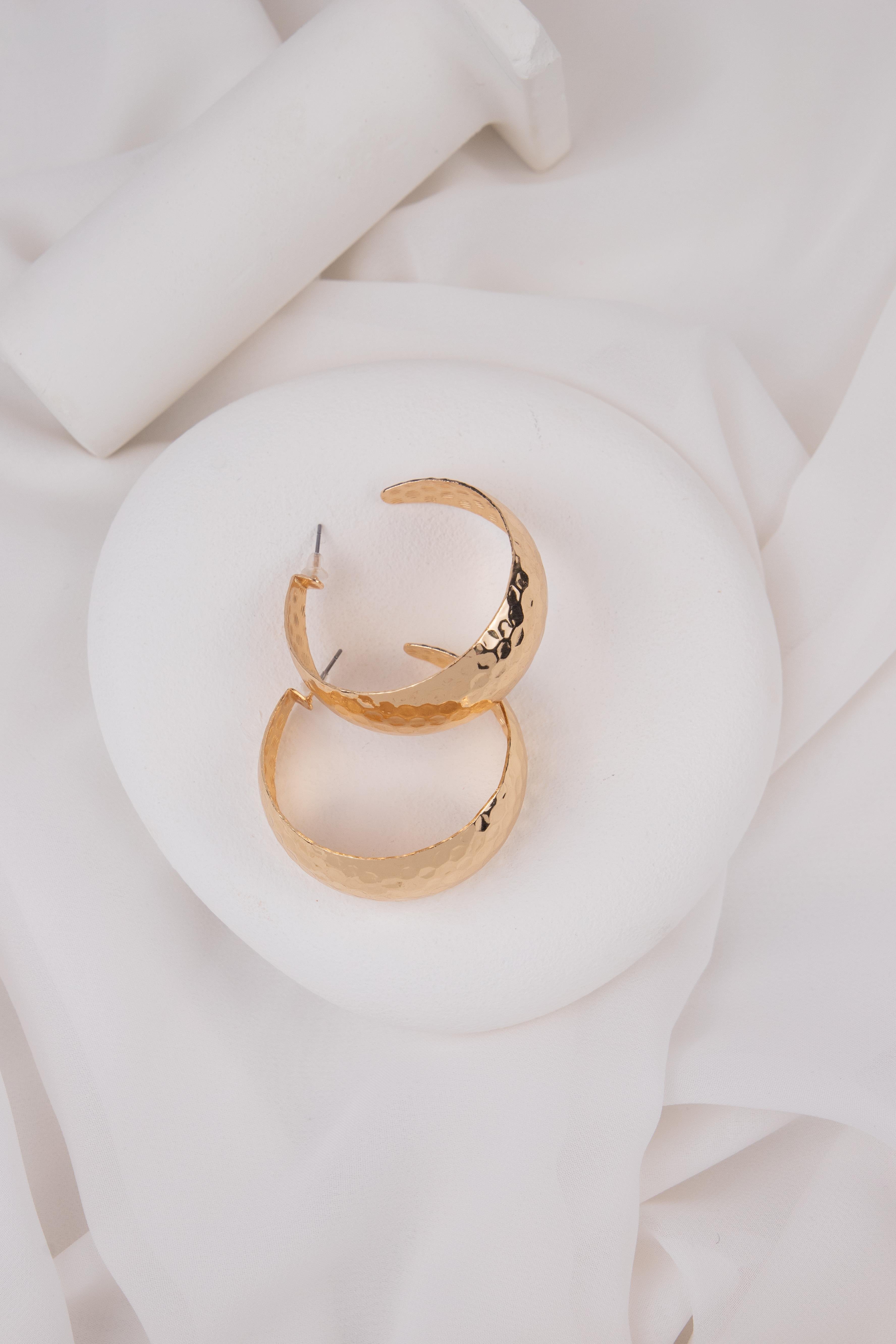 Desenli Plaka Gold Yarım Halka Küpe