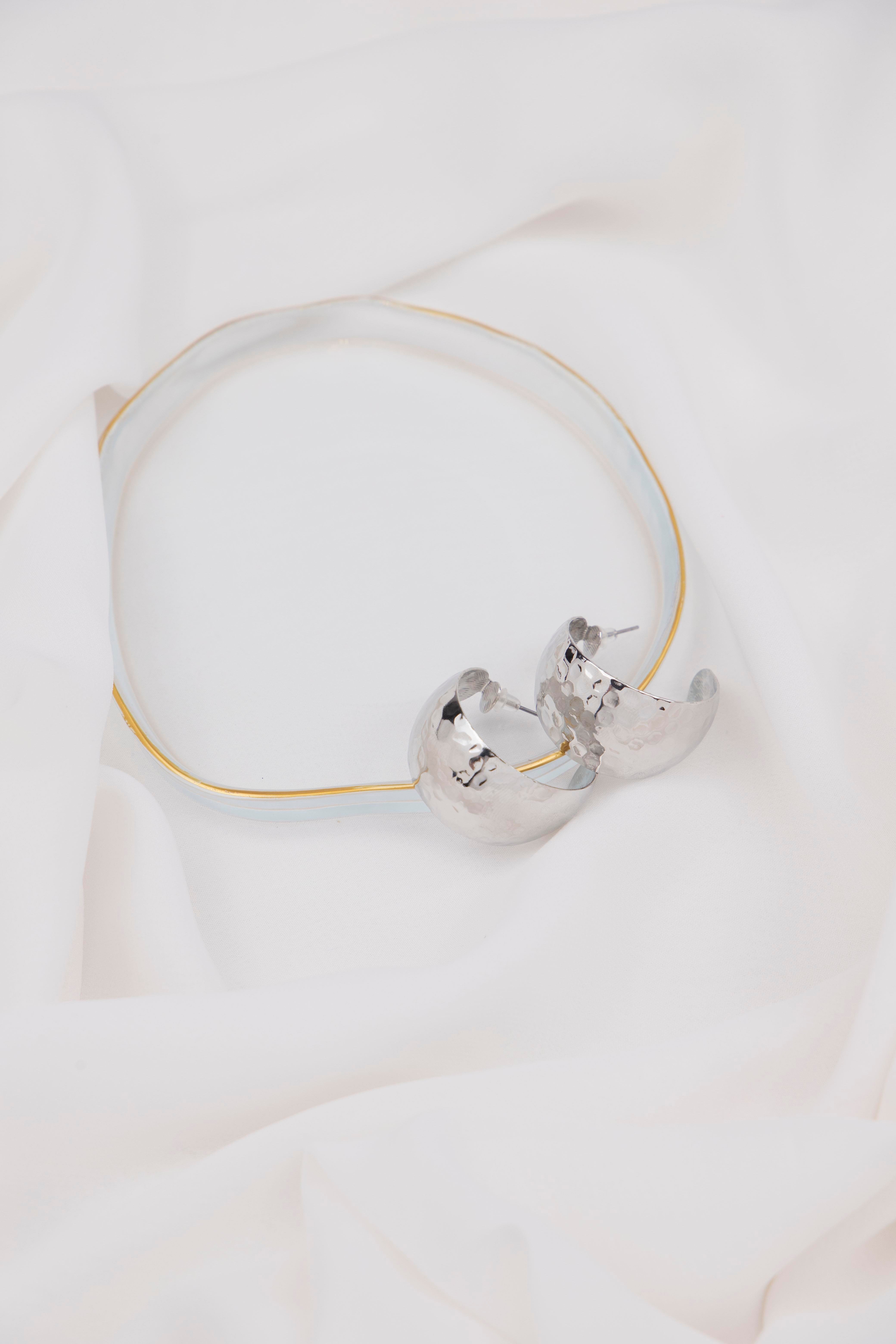 Desenli Plaka Gümüş Yarım Halka Küpe