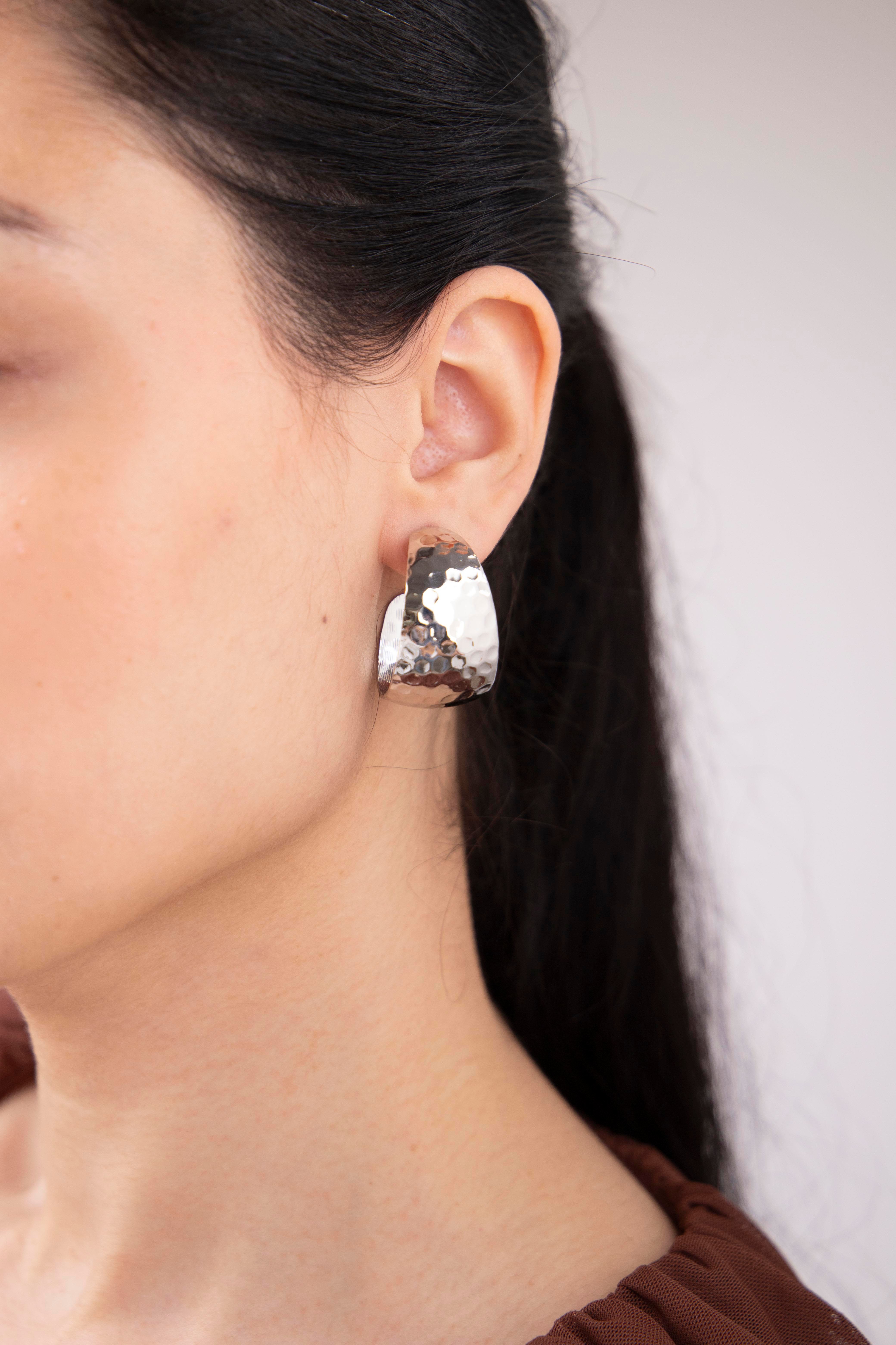 Desenli Plaka Gümüş Yarım Halka Küpe