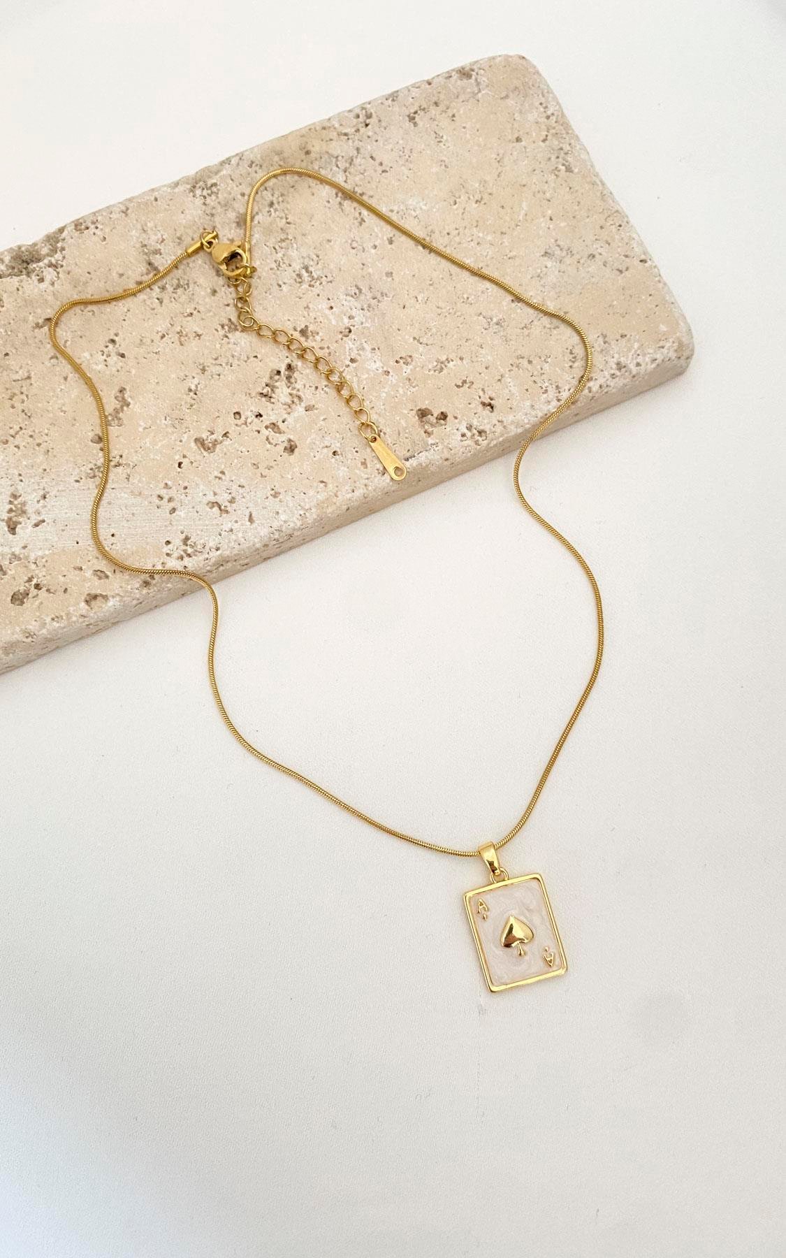 Dikdörtgen Plaka Üzeri Beyaz Mineli Gold Çelik Kolye