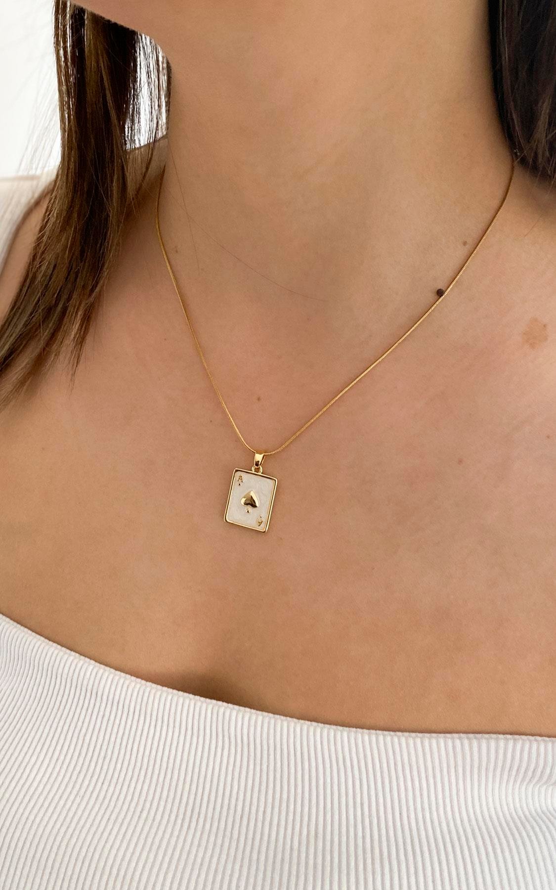 Dikdörtgen Plaka Üzeri Beyaz Mineli Gold Çelik Kolye